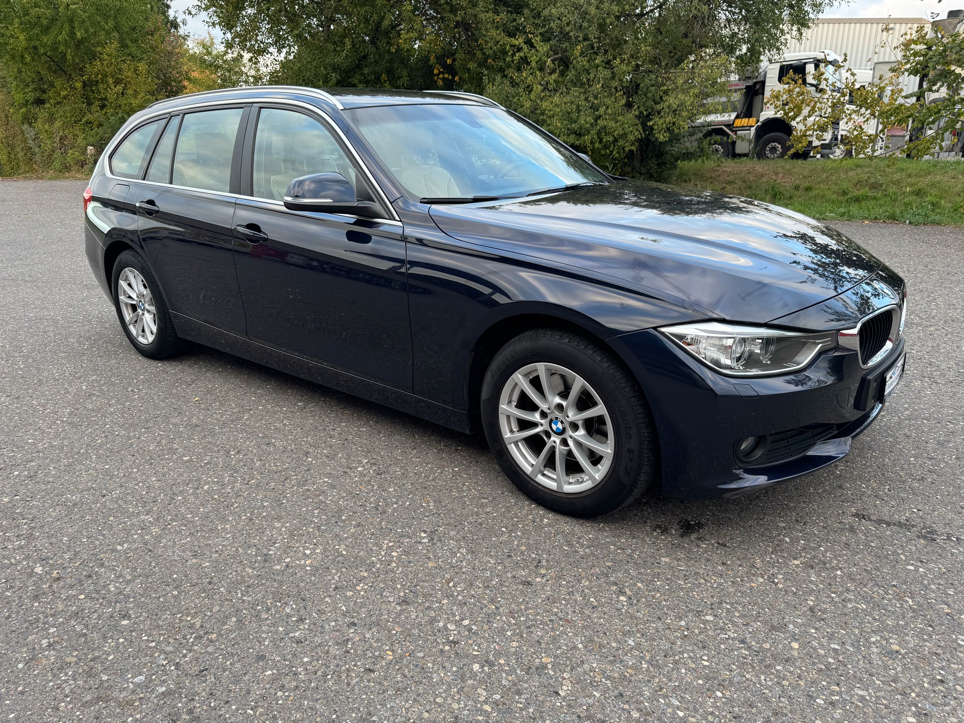BMW 320d xDrive Touring Luxury Line-showroom-element-1