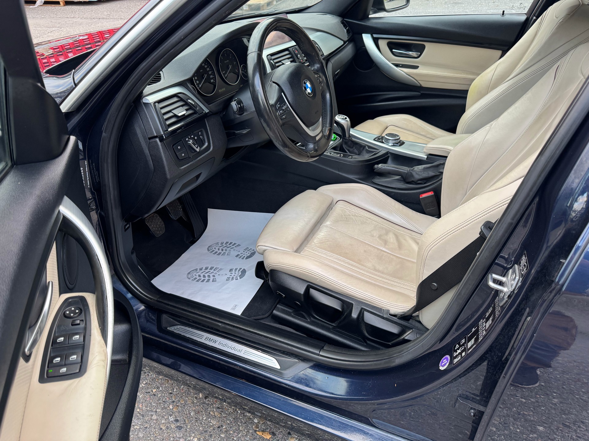 BMW 320d xDrive Touring Luxury Line-image-13