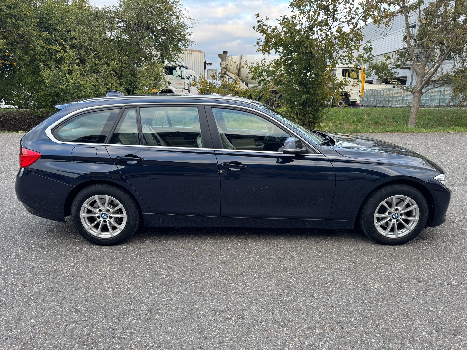 BMW 320d xDrive Touring Luxury Line-image-9