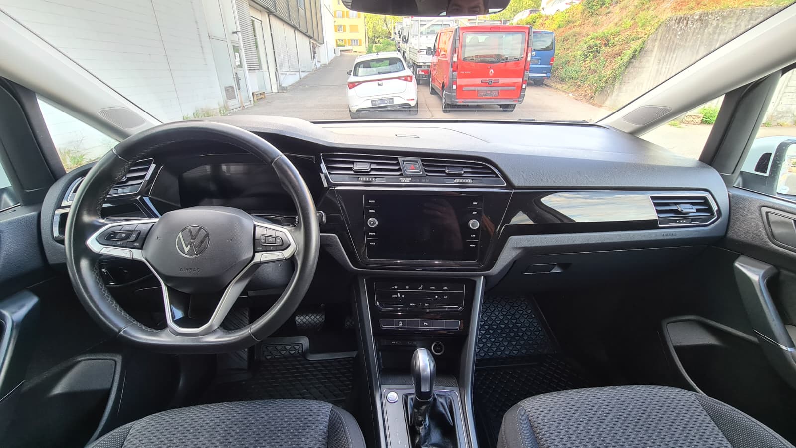VW Touran 2.0 TDI BlueMotion Technology Comfortline DSG ** Gr-Navi ** RF-Kamera ** Abstandsregelsysteme ** Tempomat ** PDC V+H **-image-15