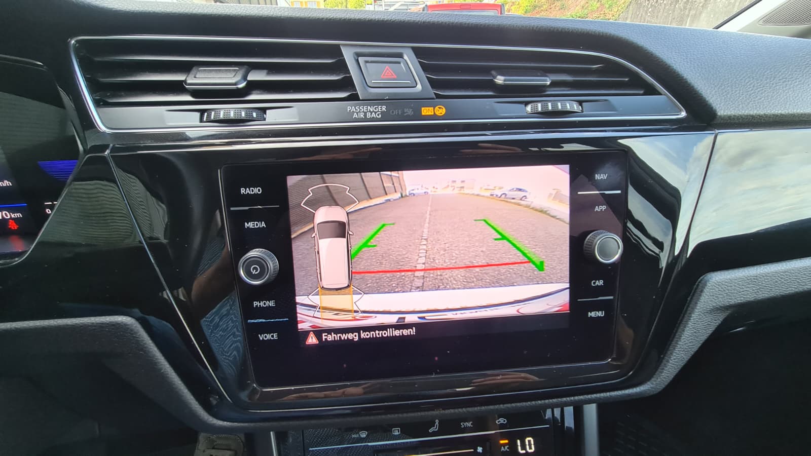 VW Touran 2.0 TDI BlueMotion Technology Comfortline DSG ** Gr-Navi ** RF-Kamera ** Abstandsregelsysteme ** Tempomat ** PDC V+H **-image-13