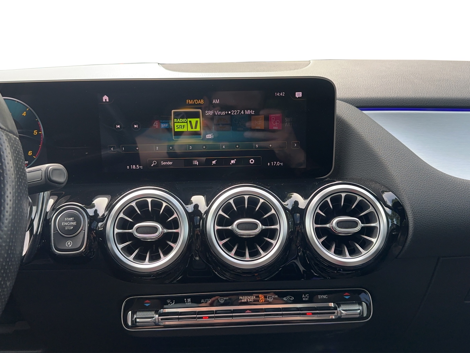 MERCEDES-BENZ B 200 d AMG Line-image-14