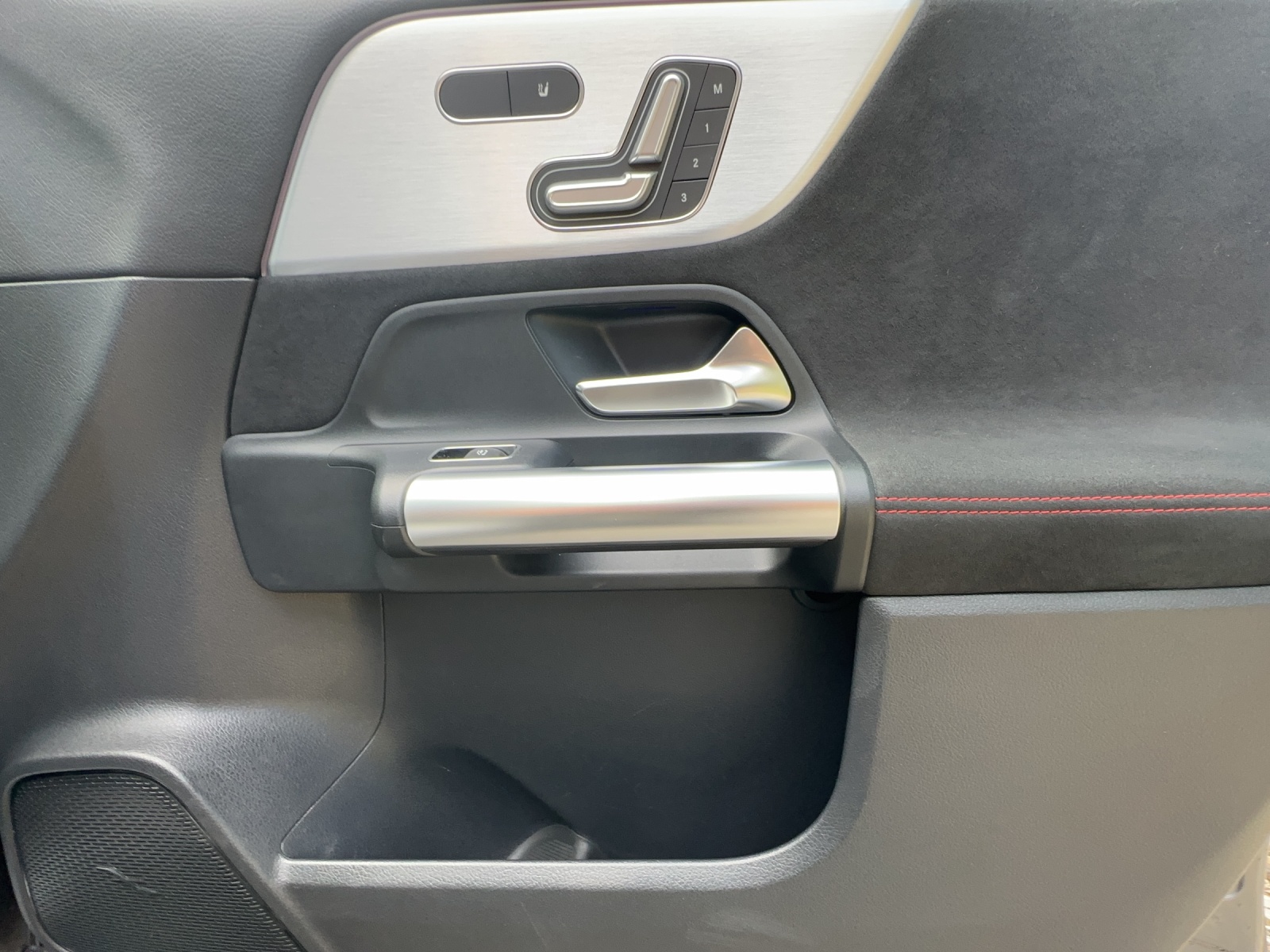MERCEDES-BENZ B 200 d AMG Line-image-15
