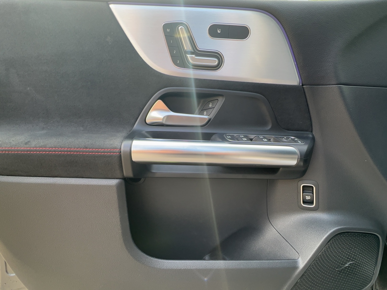 MERCEDES-BENZ B 200 d AMG Line-image-12