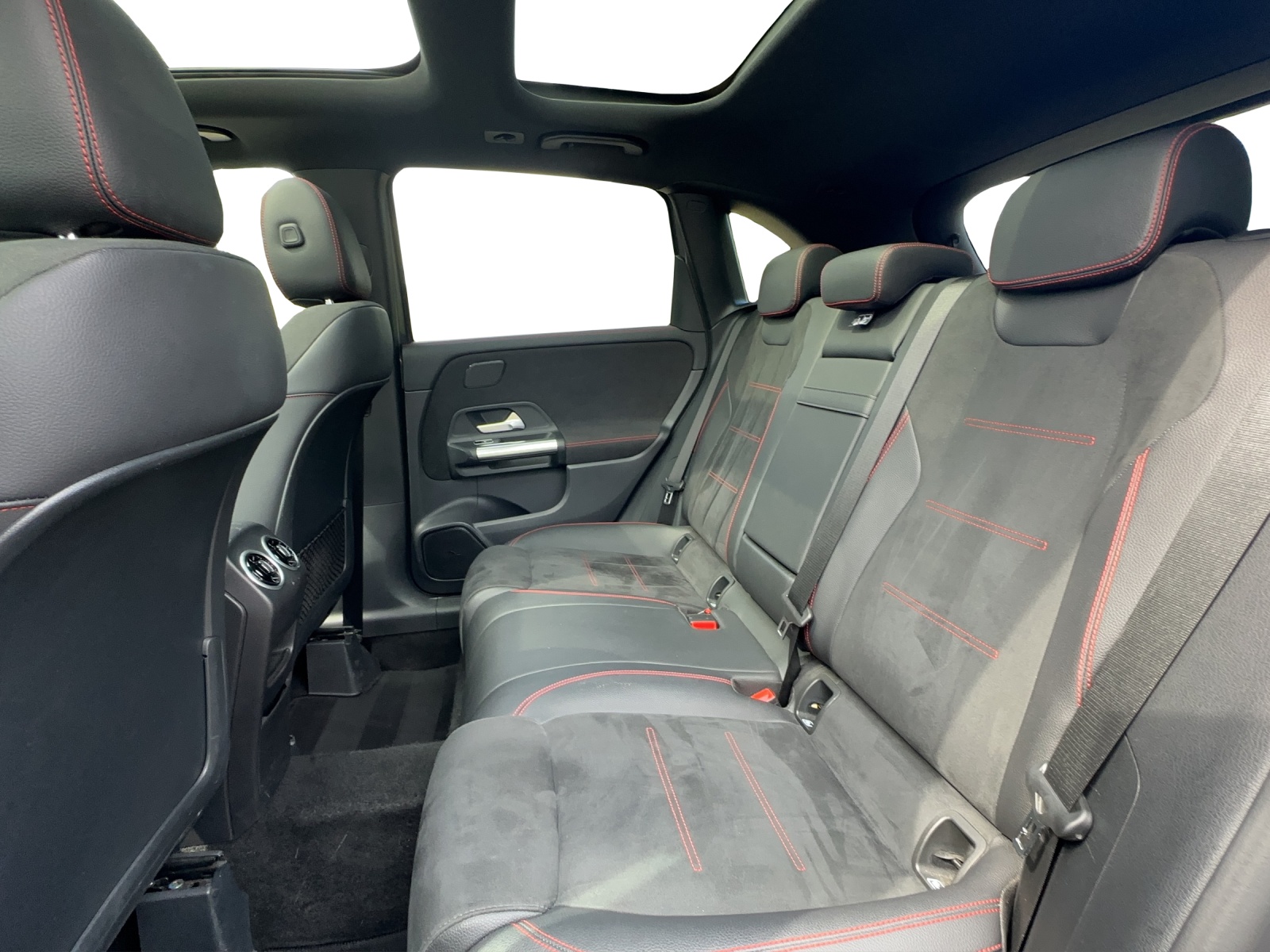 MERCEDES-BENZ B 200 d AMG Line-image-17