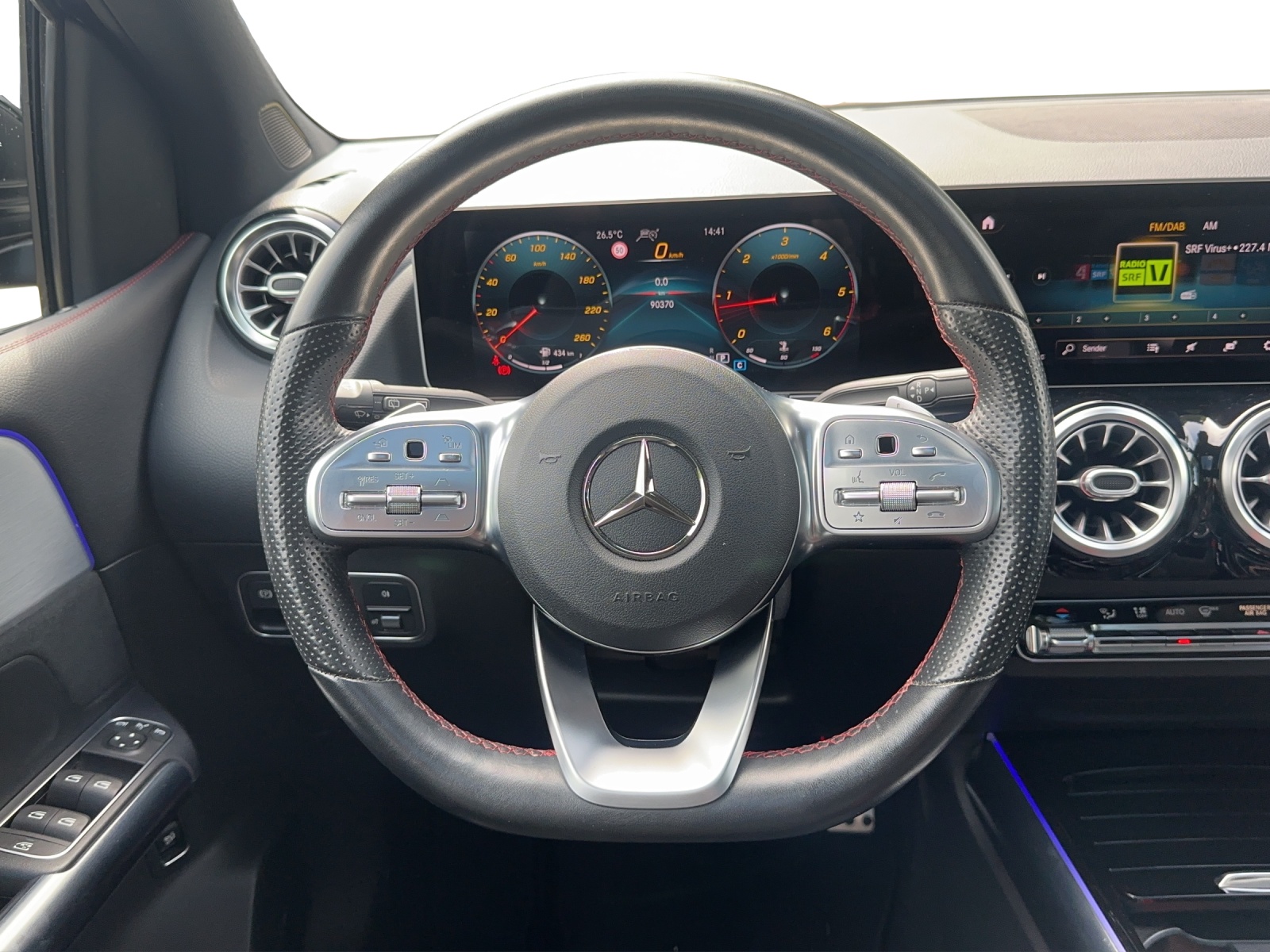 MERCEDES-BENZ B 200 d AMG Line-image-10