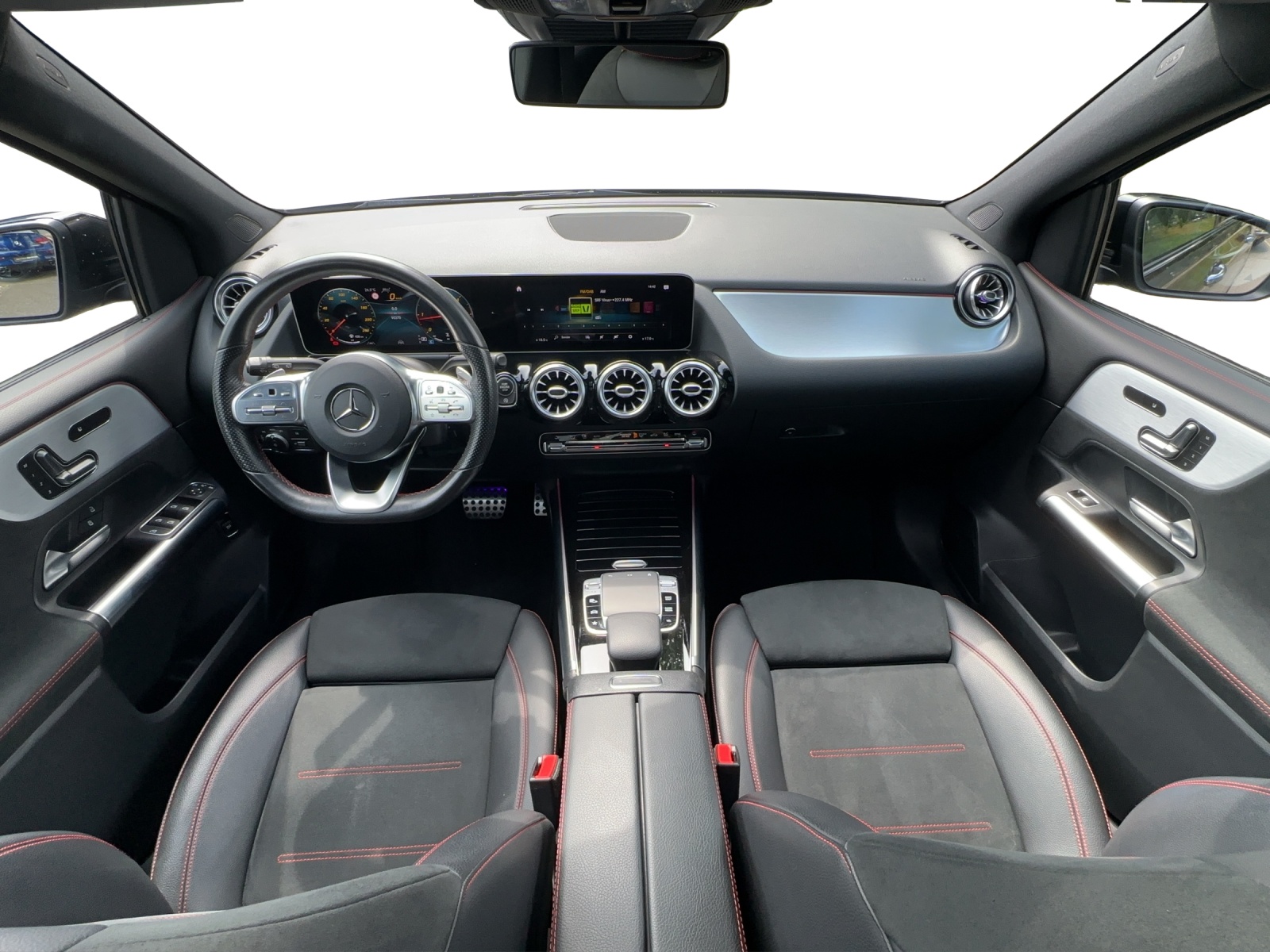 MERCEDES-BENZ B 200 d AMG Line-image-9