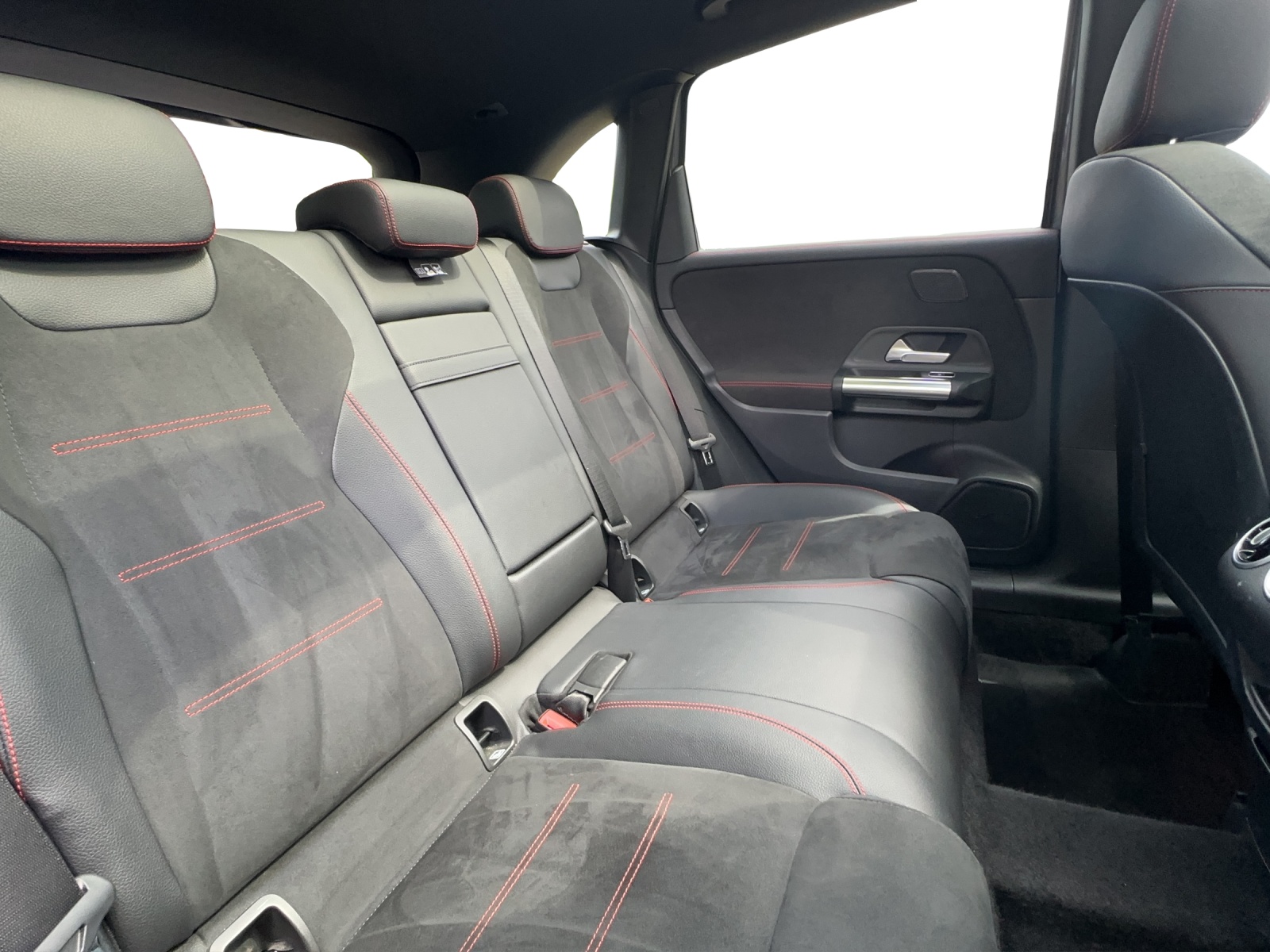 MERCEDES-BENZ B 200 d AMG Line-image-18