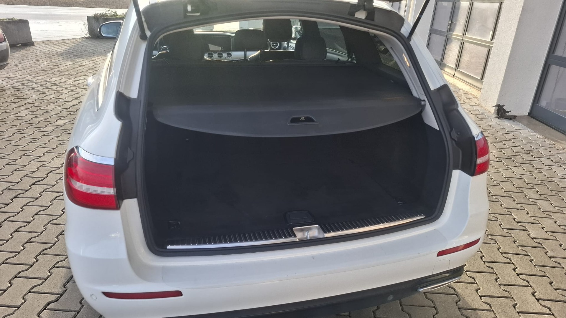 MERCEDES-BENZ E 220 d Avantgarde 9G-Tronic-image-12