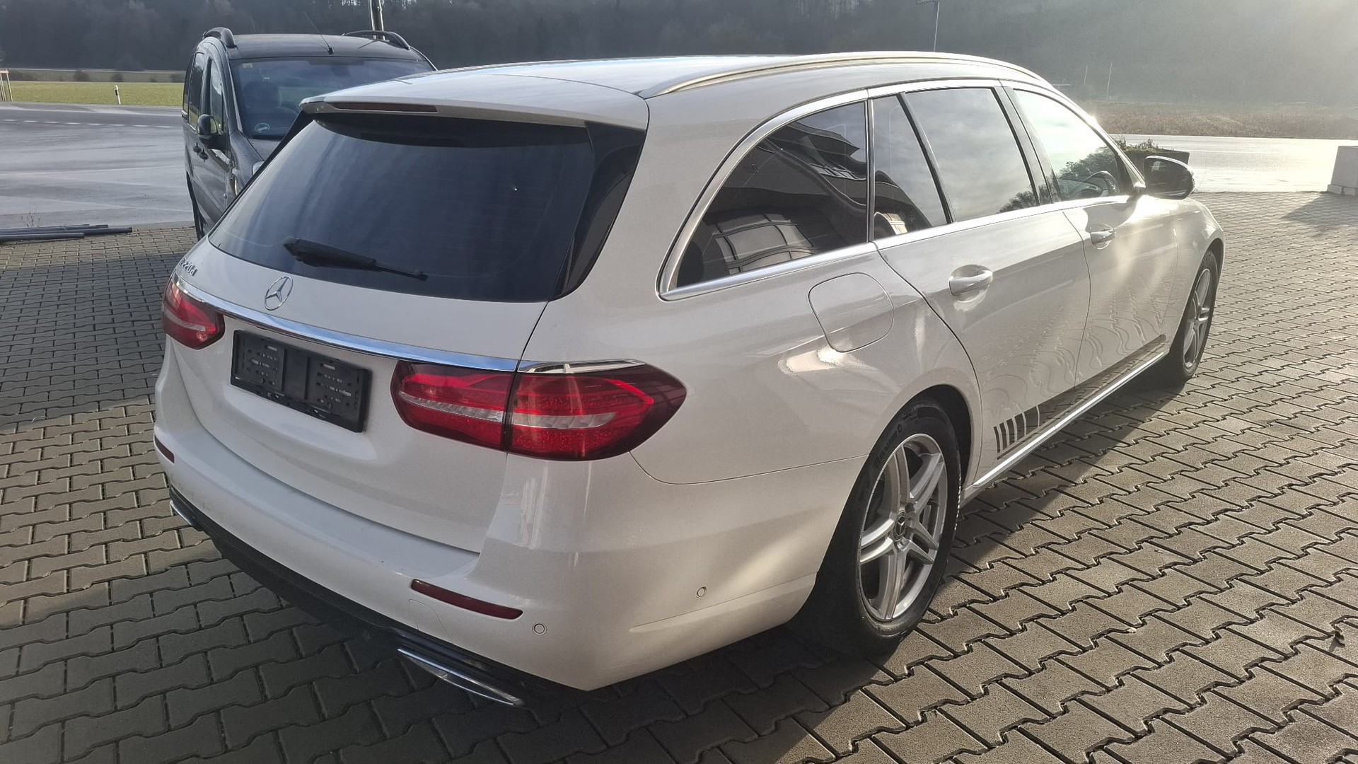 MERCEDES-BENZ E 220 d Avantgarde 9G-Tronic-image-3