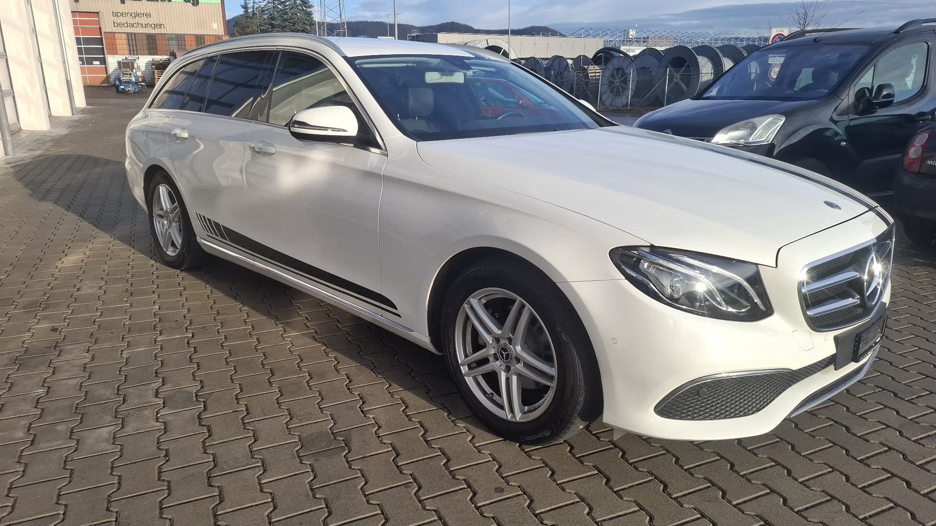 MERCEDES-BENZ E 220 d Avantgarde 9G-Tronic-image-2