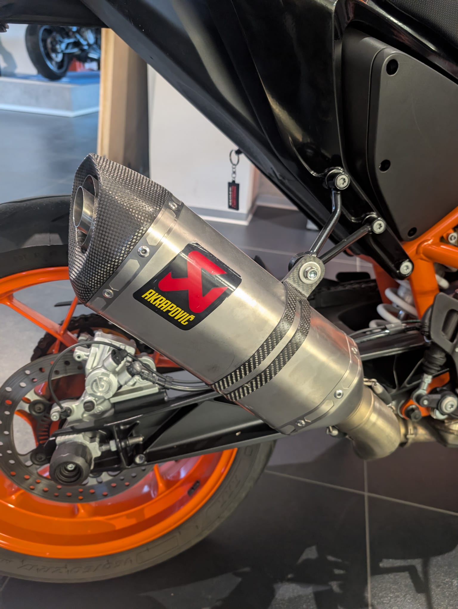 KTM 690 Duke R ABS-image-10