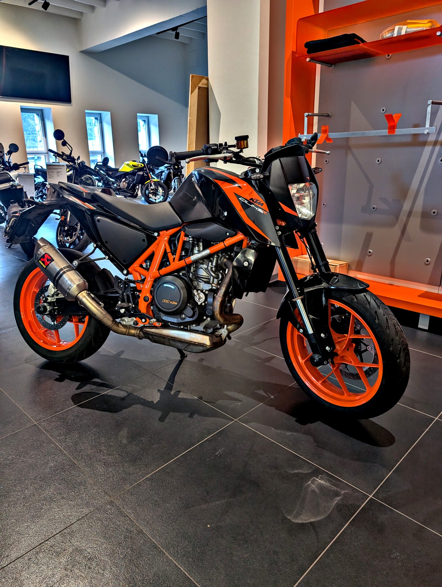 KTM 690 Duke R ABS-image-2