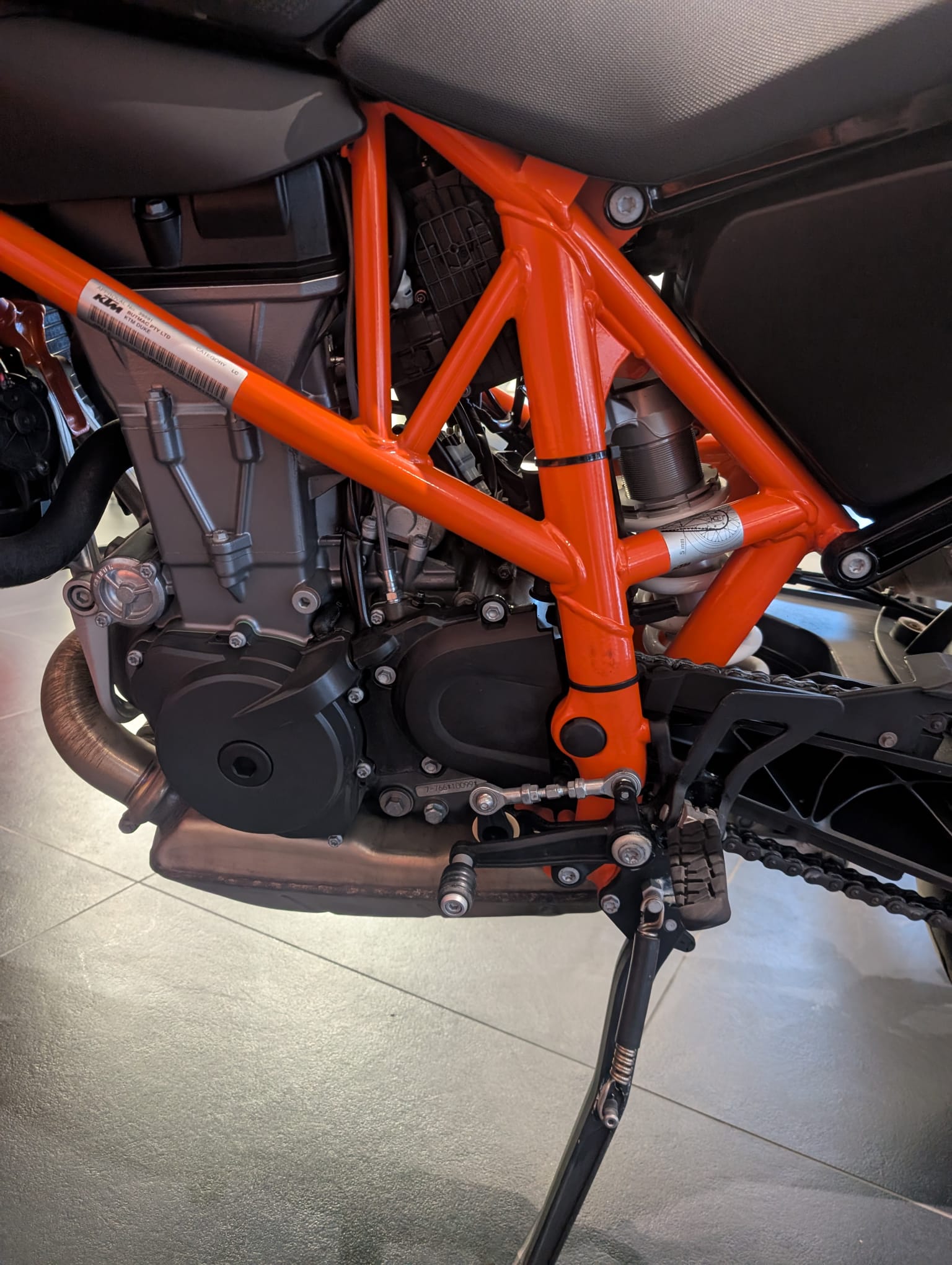 KTM 690 Duke R ABS-image-9