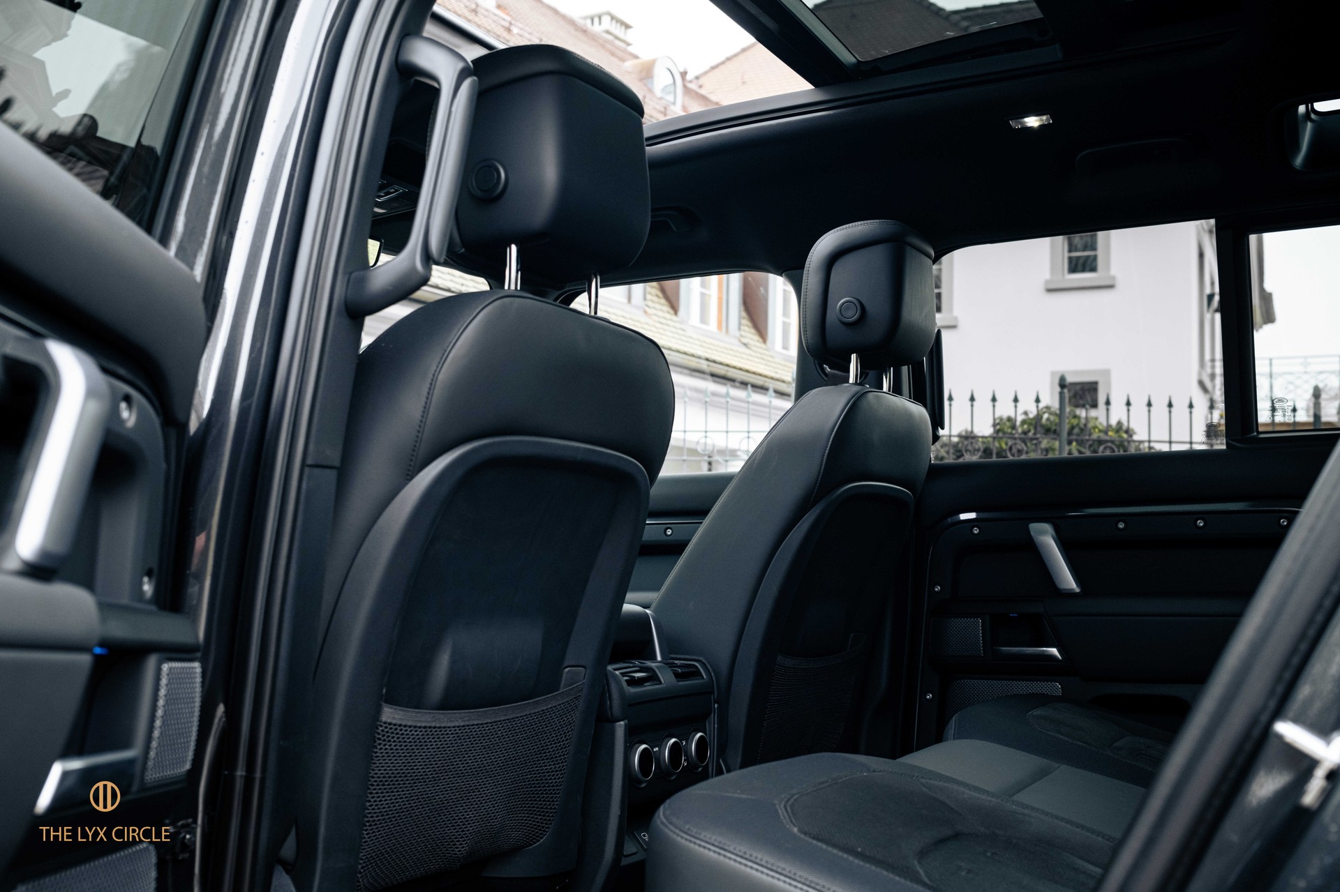 LAND ROVER Defender 110 525 V8 5.0 Carpathian Edition AT8-image-14