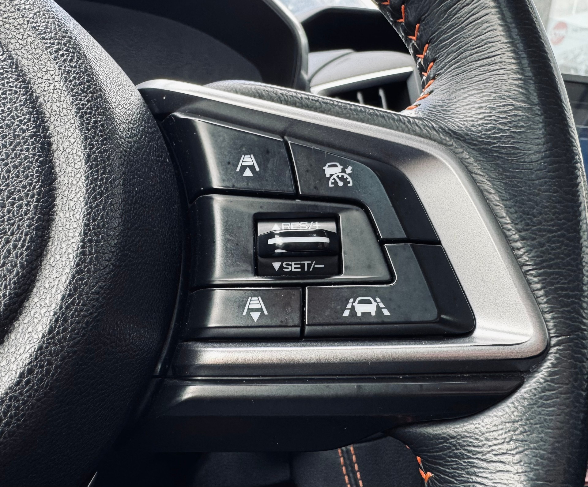 SUBARU XV 2.0 Luxury AWD Lineartronic-image-13