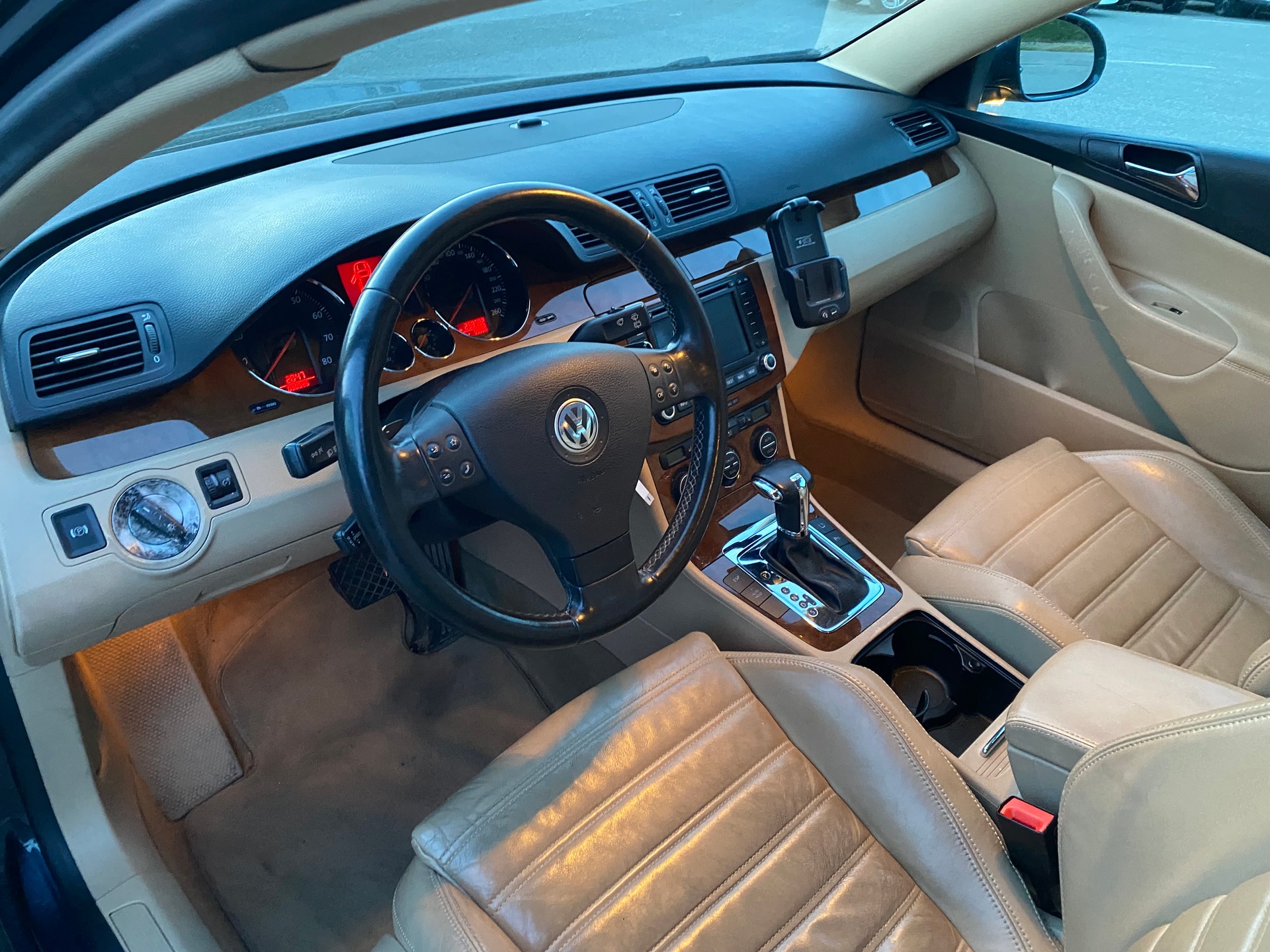 VW Passat Variant 3.2 V6 FSI Highline 4Motion-image-4