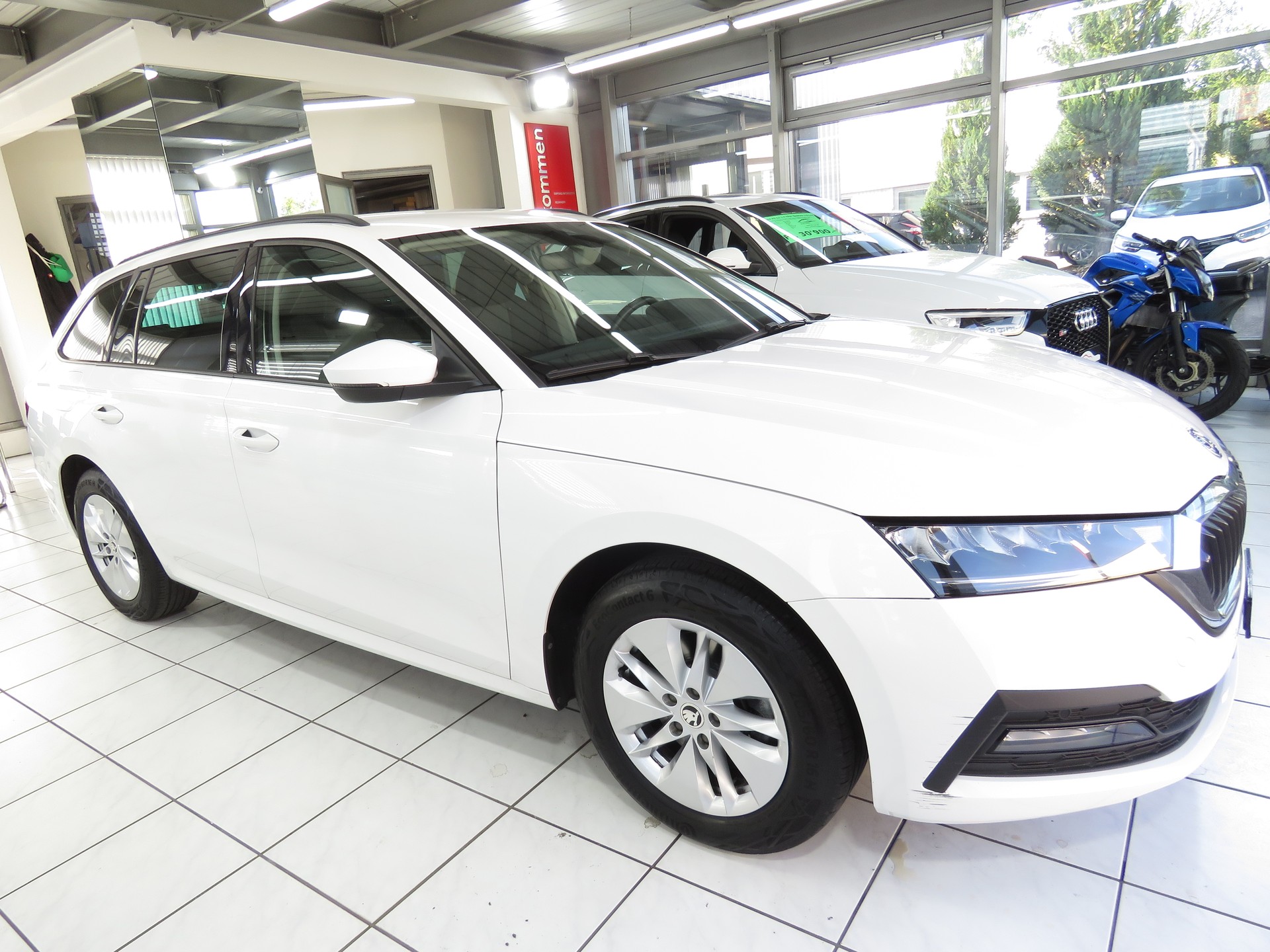 SKODA Octavia Combi 2.0 TDI DSG Ambition 4x4-image-2