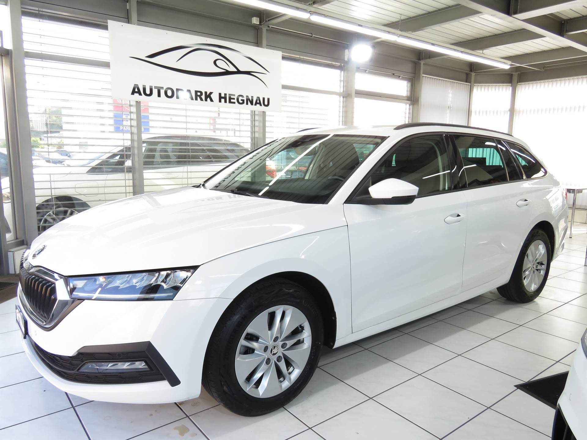 SKODA Octavia Combi 2.0 TDI DSG Ambition 4x4-image-0
