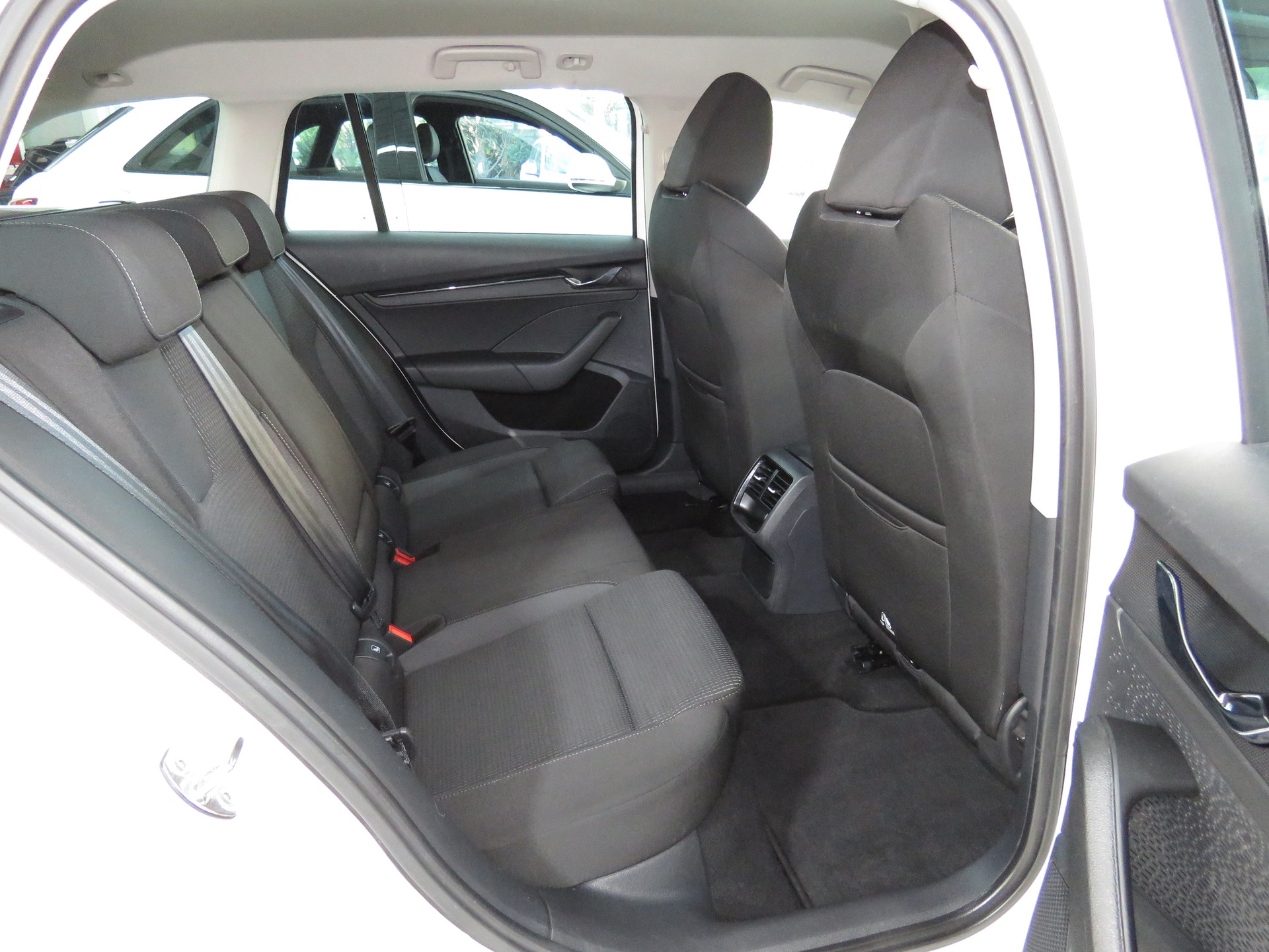 SKODA Octavia Combi 2.0 TDI DSG Ambition 4x4-image-12