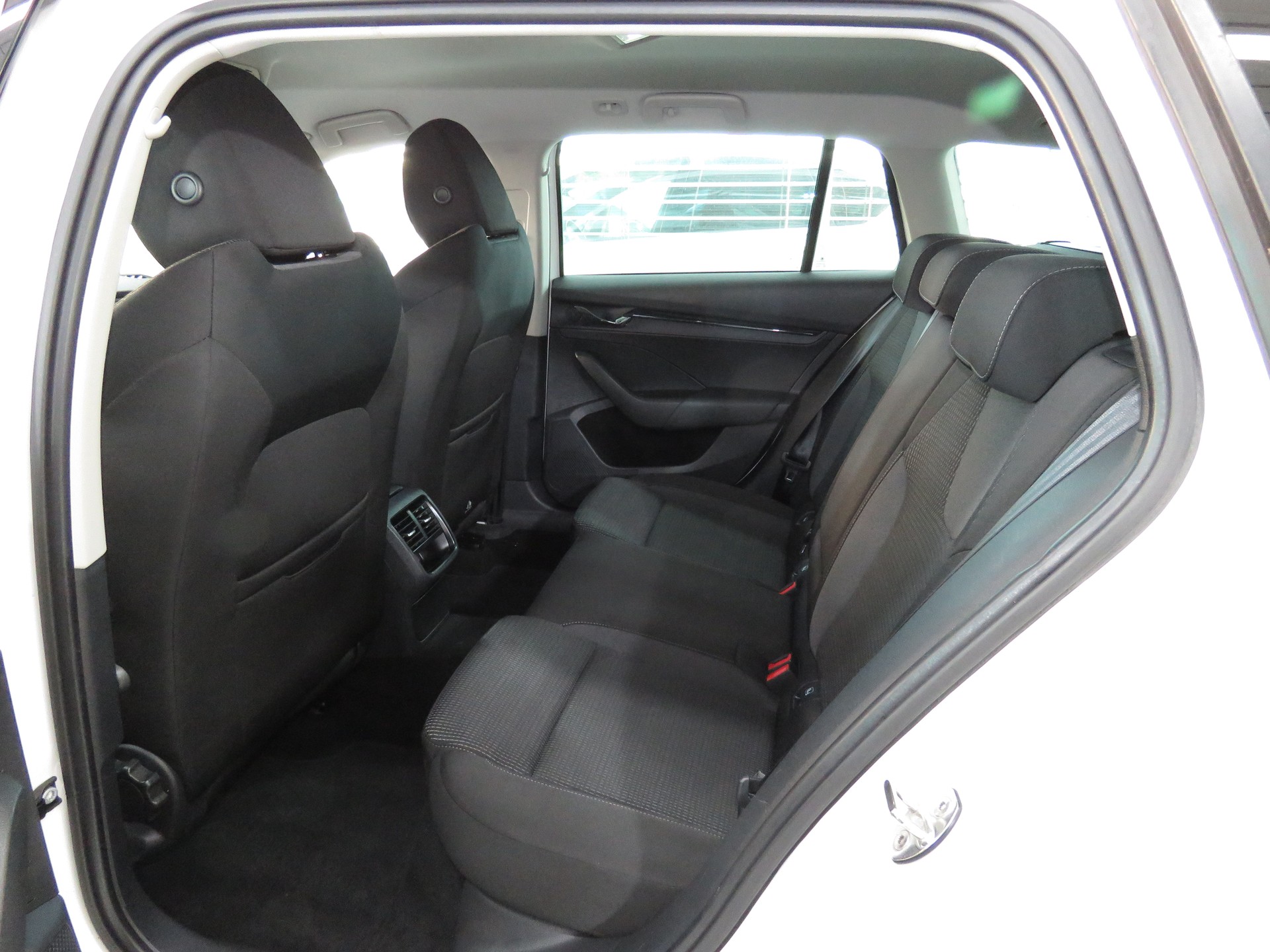 SKODA Octavia Combi 2.0 TDI DSG Ambition 4x4-image-8