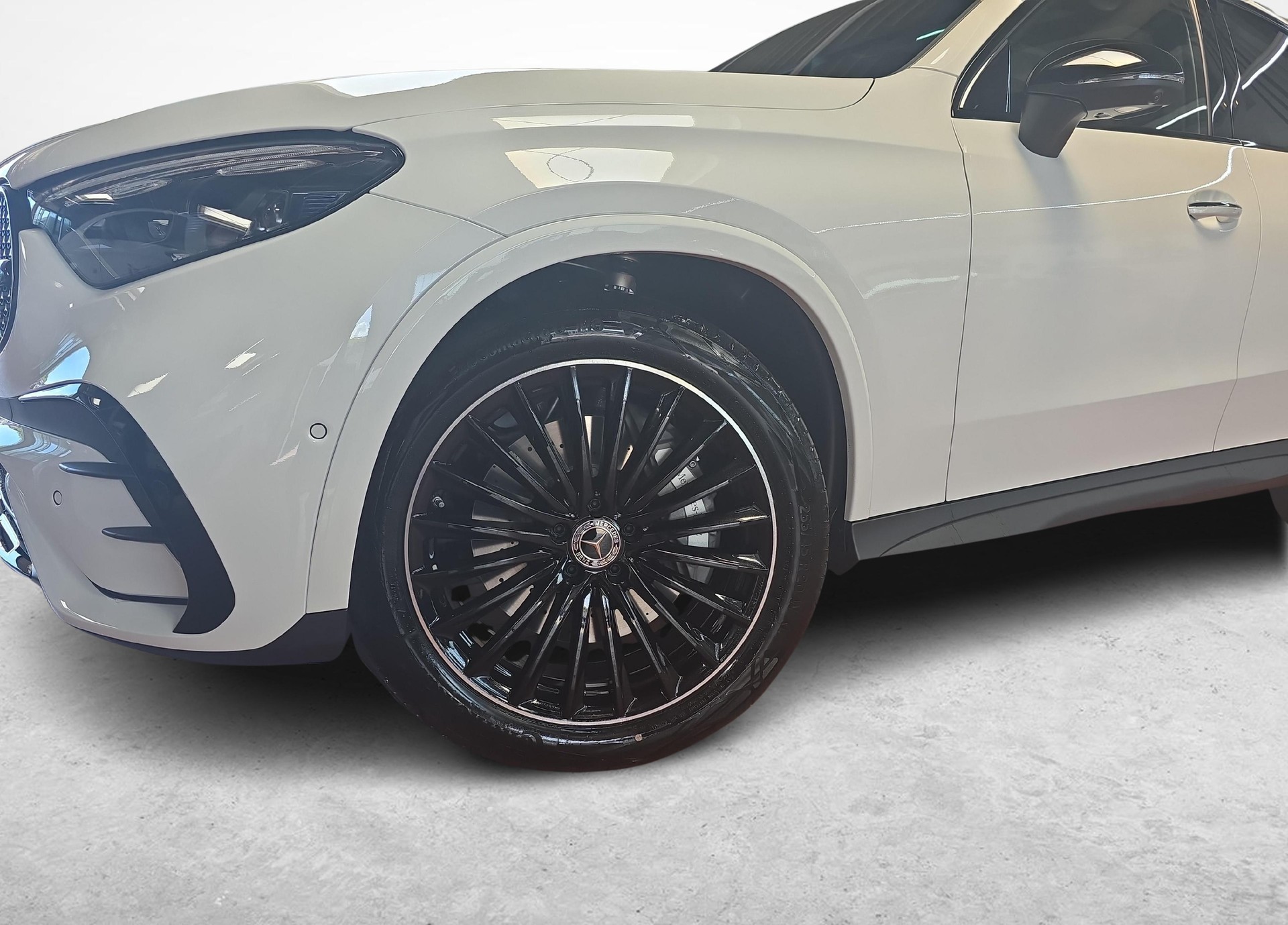 MERCEDES-BENZ GLC 300 4MATIC AMG Line-image-11