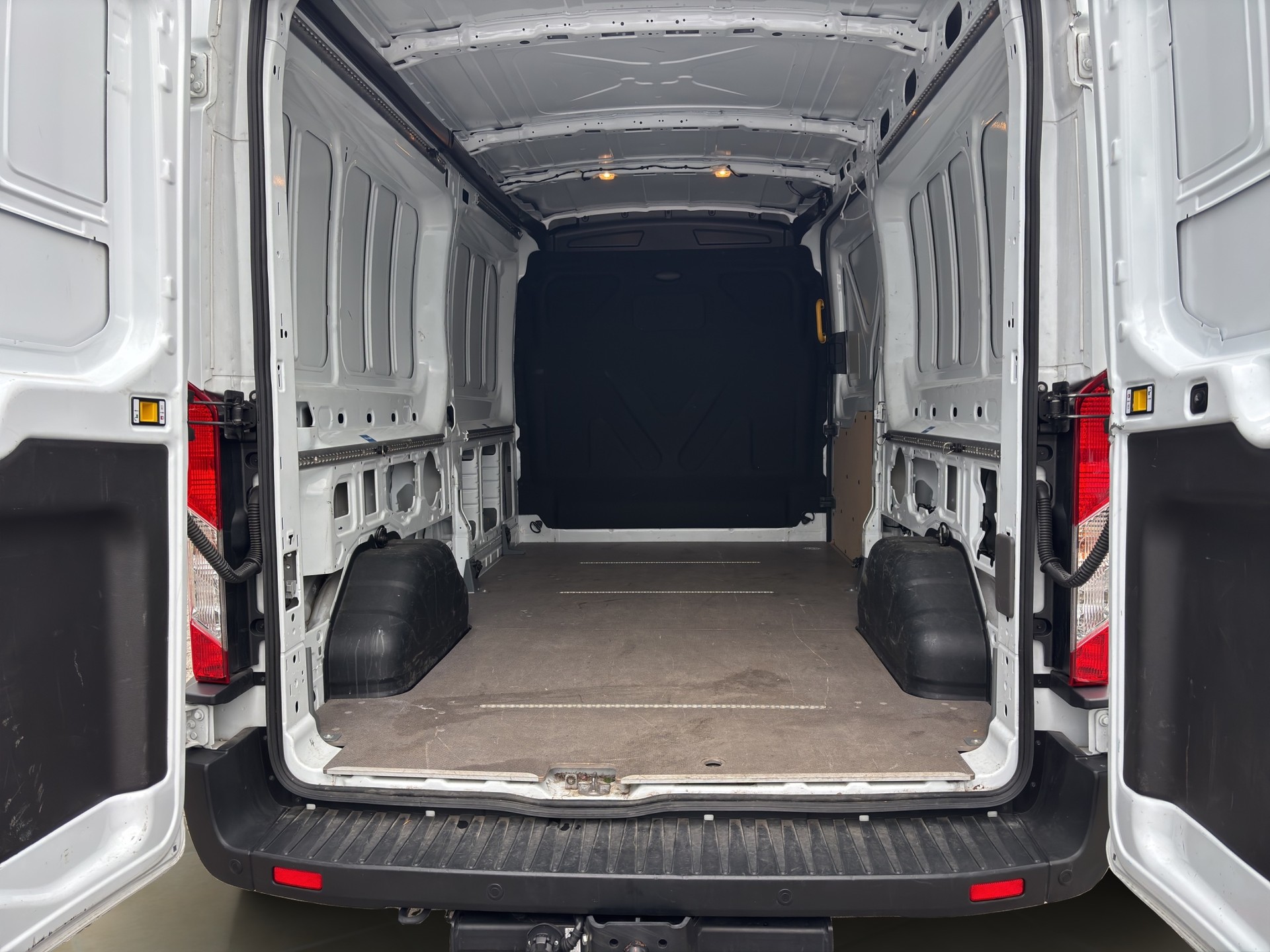 FORD Transit Van 350 L3 Trend 2.0 TDCi 130 FWD A-image-10