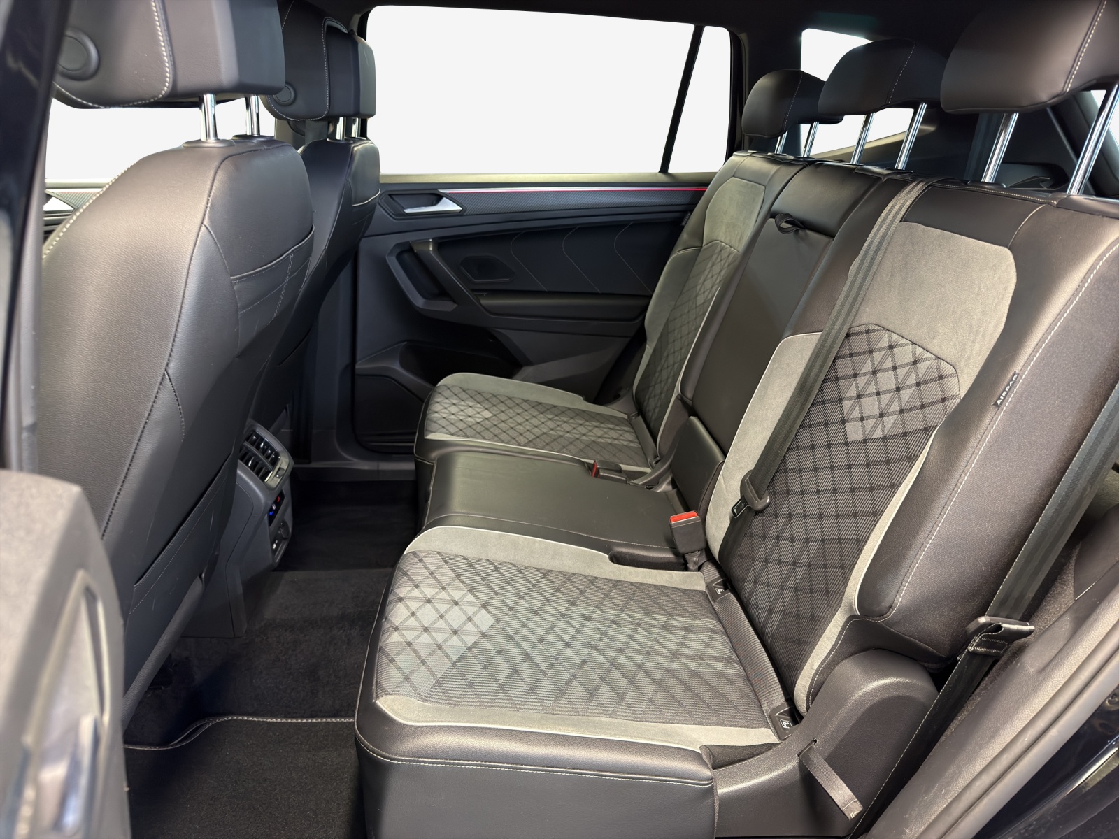 VW Tiguan Allspace 2.0 TDI SCR R-Line 4Motion DSG-image-11