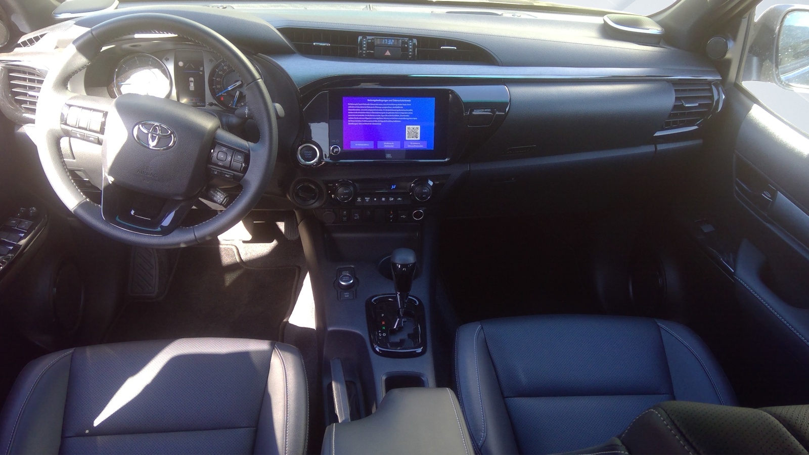 TOYOTA Hilux 2.8D-4D Invincible Double Cab 4x4 A-showroom-element-3
