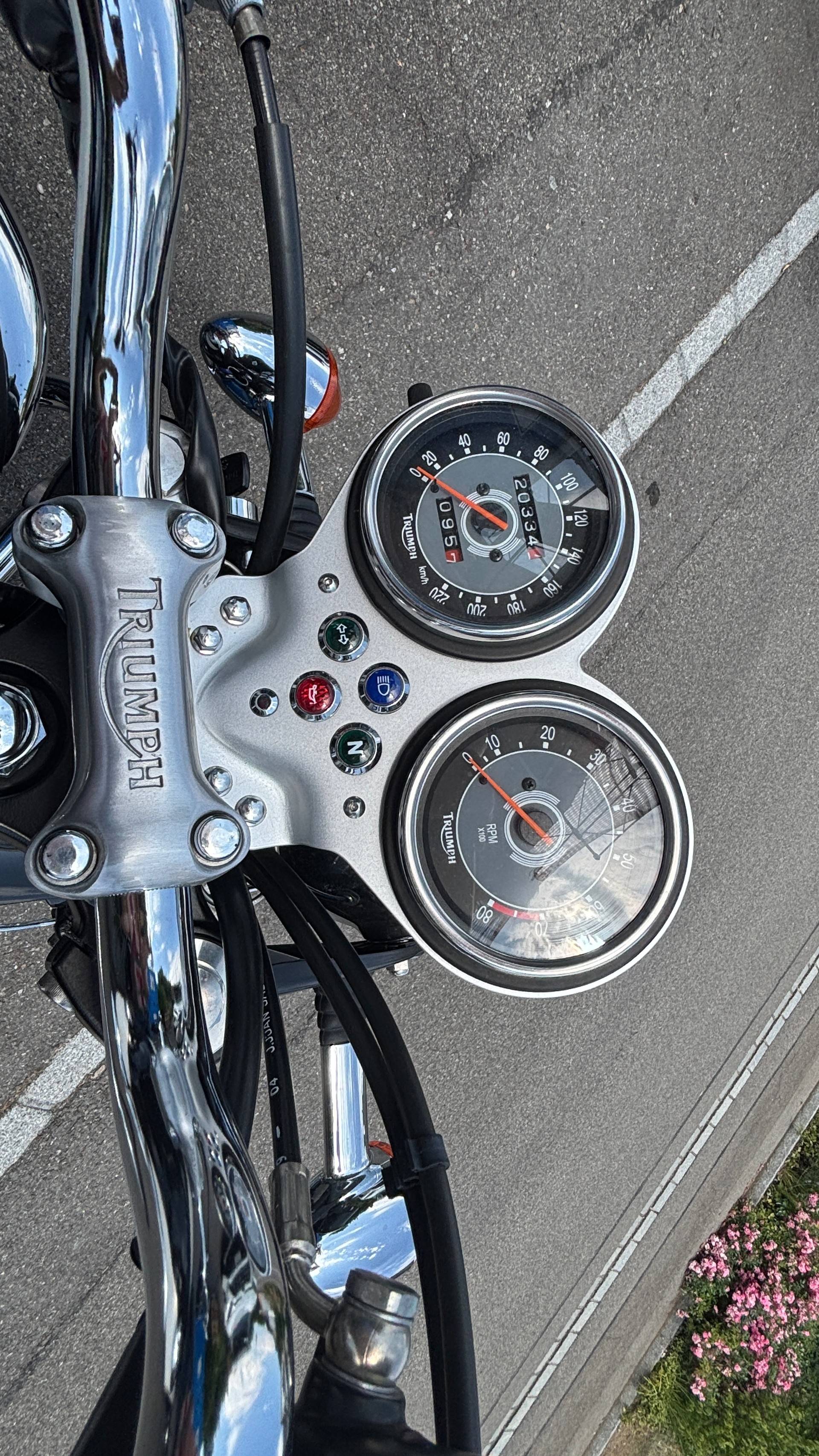 TRIUMPH Bonneville 900 T100-image-2