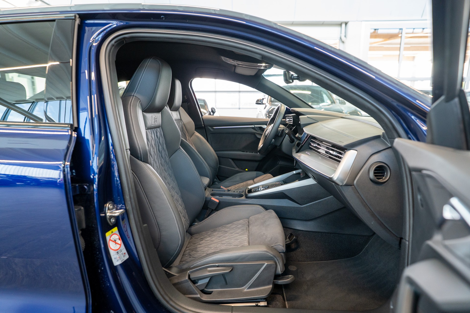 AUDI S3 Limousine 2.0 TFSI quattro S-Tronic / Rückfahrkamera / Sportsitze / Ambientebeleuchtung-image-13