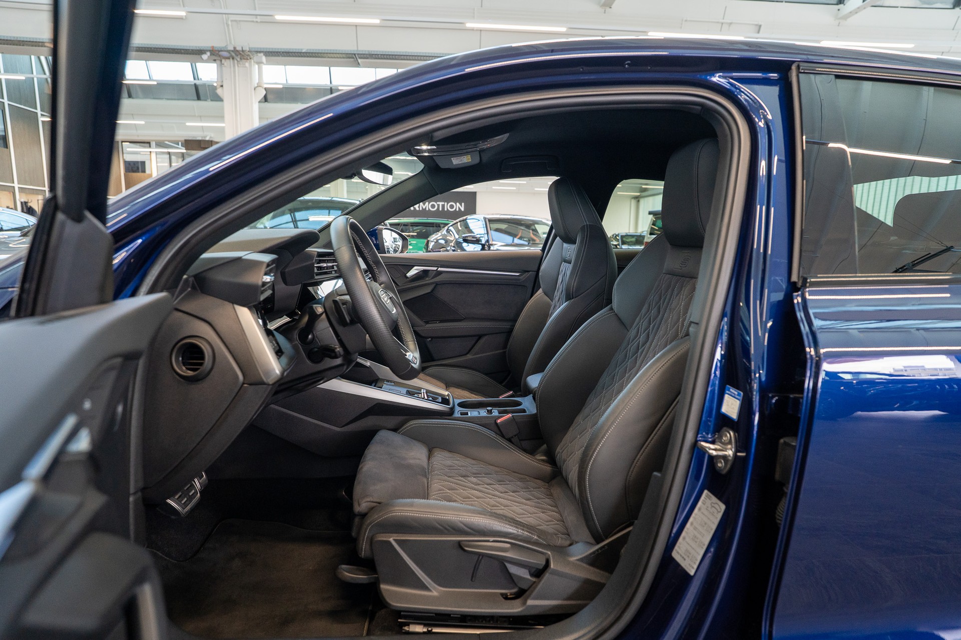 AUDI S3 Limousine 2.0 TFSI quattro S-Tronic / Rückfahrkamera / Sportsitze / Ambientebeleuchtung-image-8