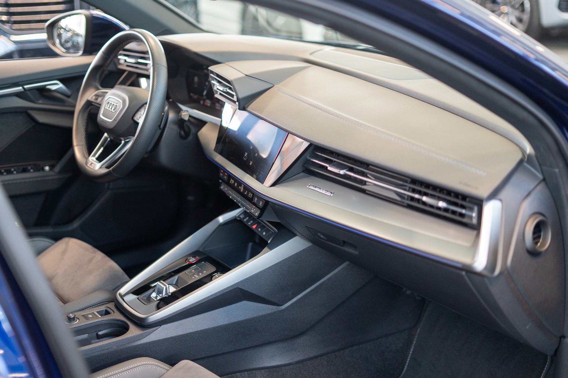 AUDI S3 Limousine 2.0 TFSI quattro S-Tronic / Rückfahrkamera / Sportsitze / Ambientebeleuchtung-image-14