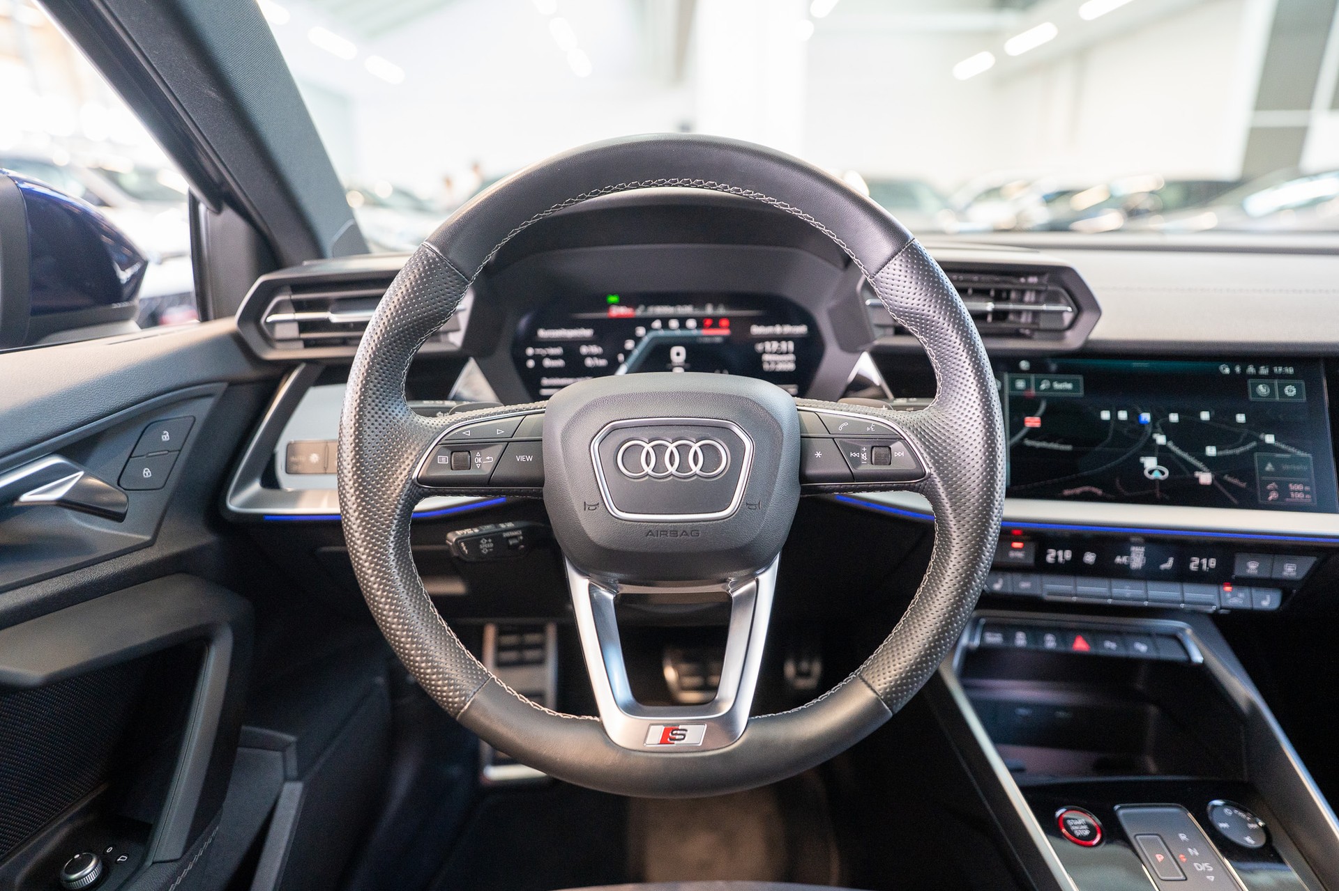 AUDI S3 Limousine 2.0 TFSI quattro S-Tronic / Rückfahrkamera / Sportsitze / Ambientebeleuchtung-image-16