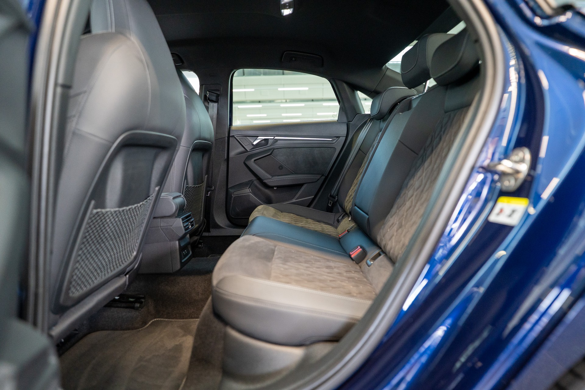 AUDI S3 Limousine 2.0 TFSI quattro S-Tronic / Rückfahrkamera / Sportsitze / Ambientebeleuchtung-image-11