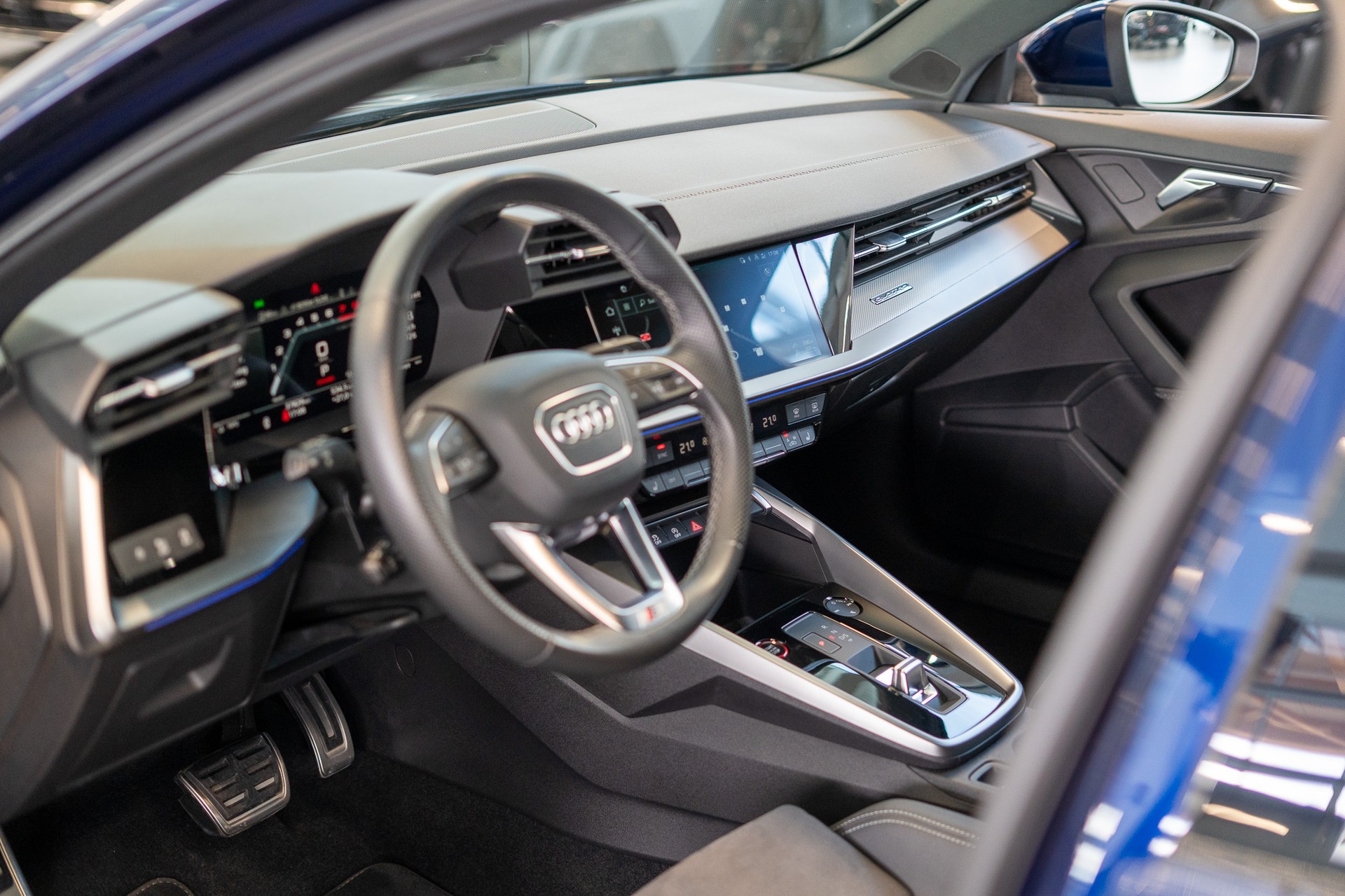 AUDI S3 Limousine 2.0 TFSI quattro S-Tronic / Rückfahrkamera / Sportsitze / Ambientebeleuchtung-image-9