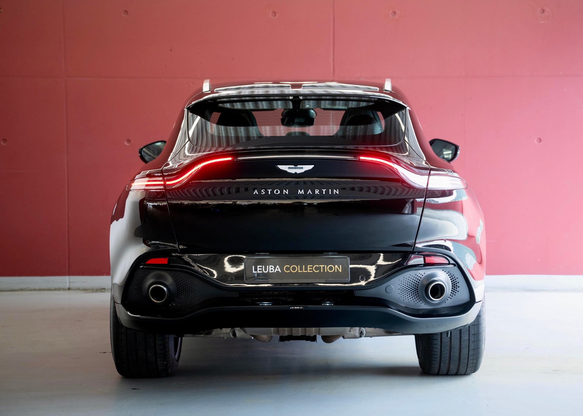 ASTON MARTIN DBX 4.0 V8 (1st hand, perfect condition, full Aston Martin history)-showroom-element-3