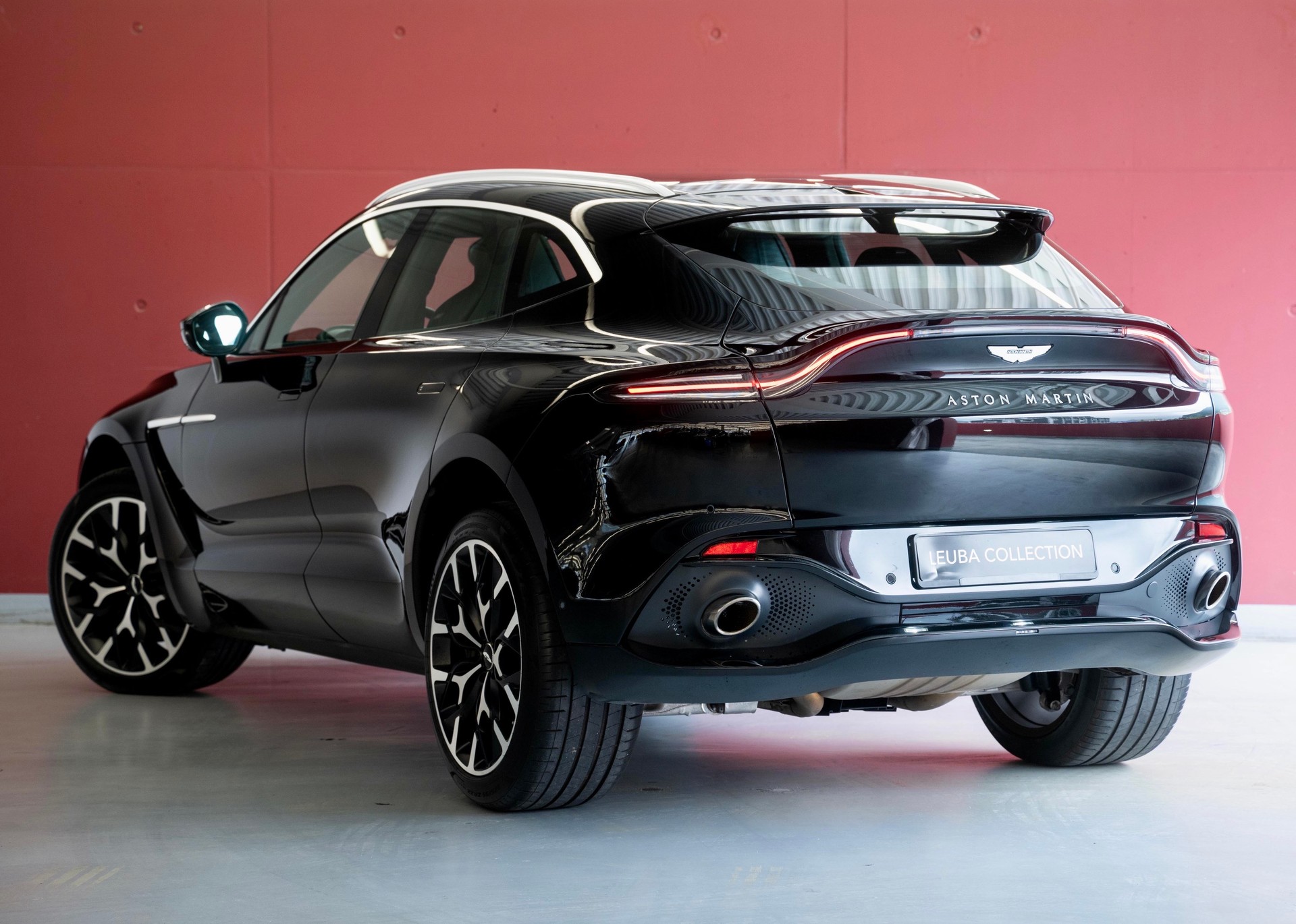 ASTON MARTIN DBX 4.0 V8 (1st hand, perfect condition, full Aston Martin history)-showroom-element-1