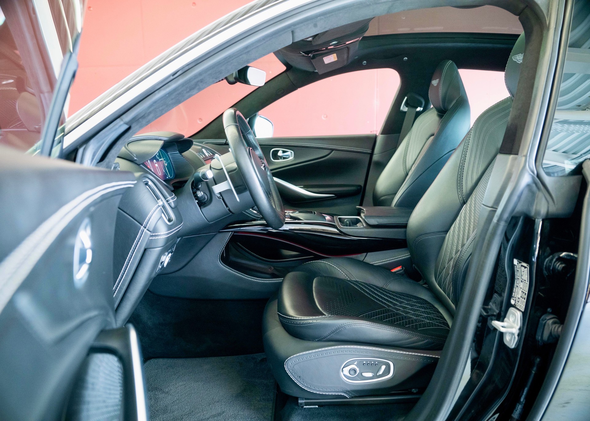 ASTON MARTIN DBX 4.0 V8 (1st hand, perfect condition, full Aston Martin history)-image-20
