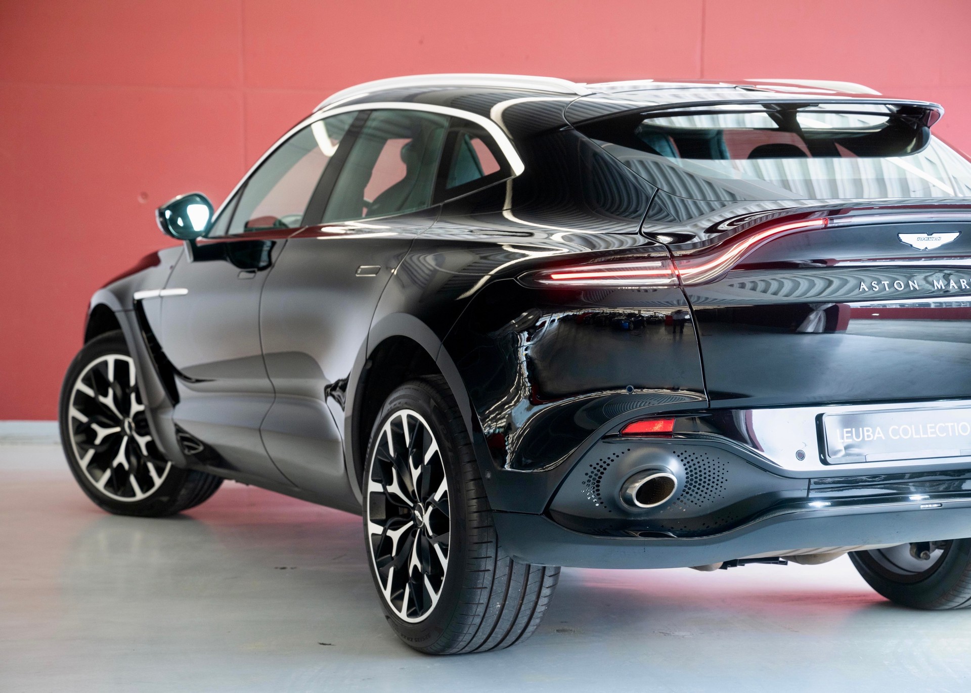 ASTON MARTIN DBX 4.0 V8 (1st hand, perfect condition, full Aston Martin history)-image-10