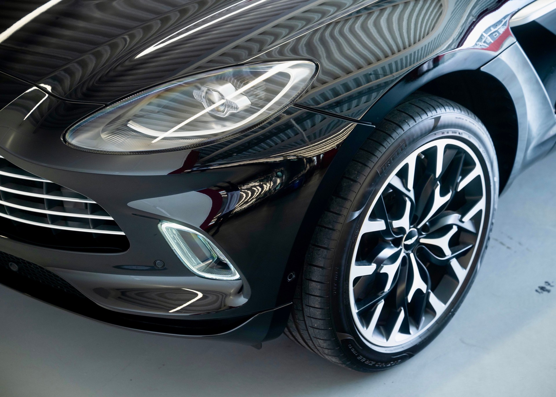 ASTON MARTIN DBX 4.0 V8 (1st hand, perfect condition, full Aston Martin history)-image-13