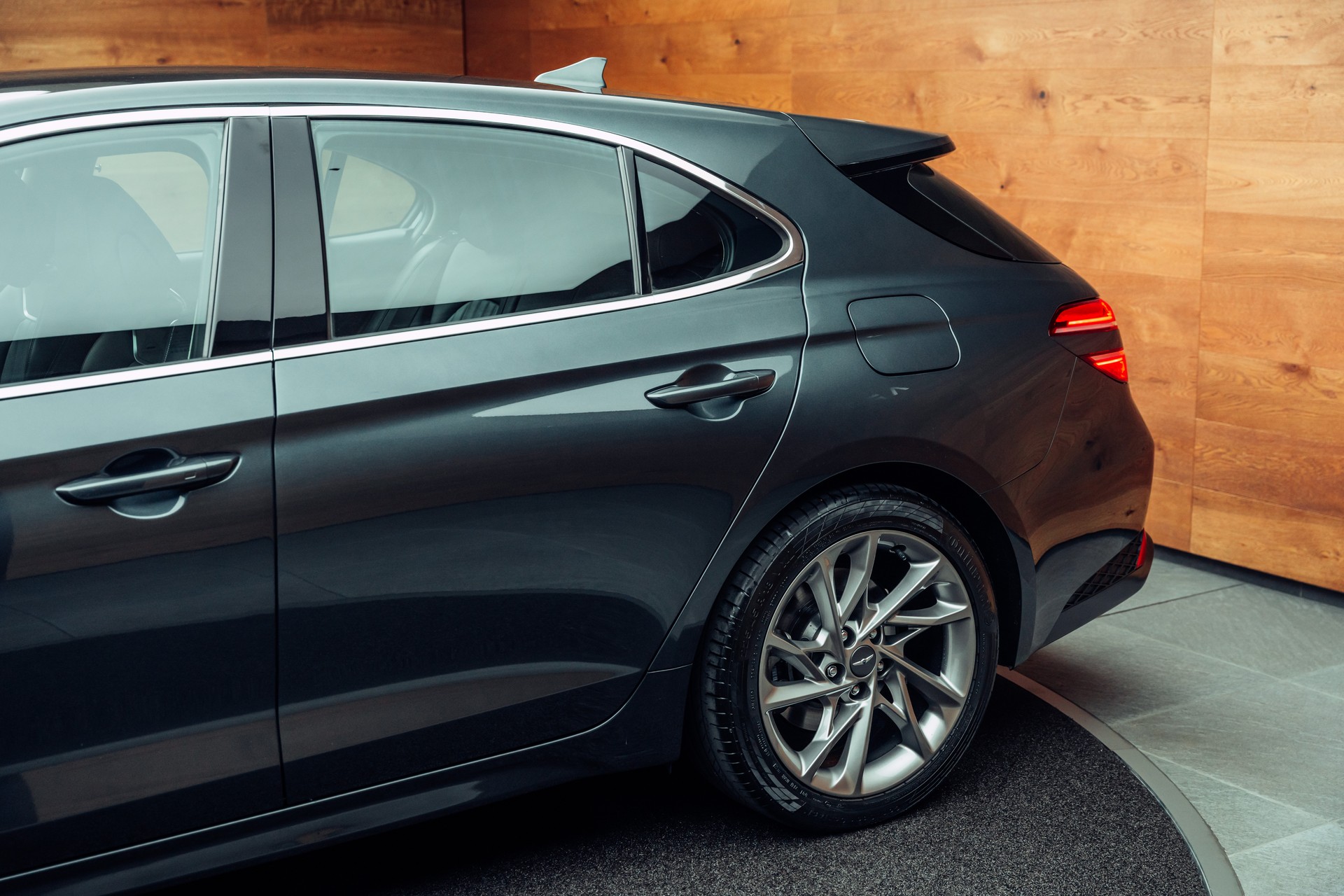 GENESIS G70 Shooting Brake 2.2 CRDI Luxus AT8 AWD Hallasan Green-image-18