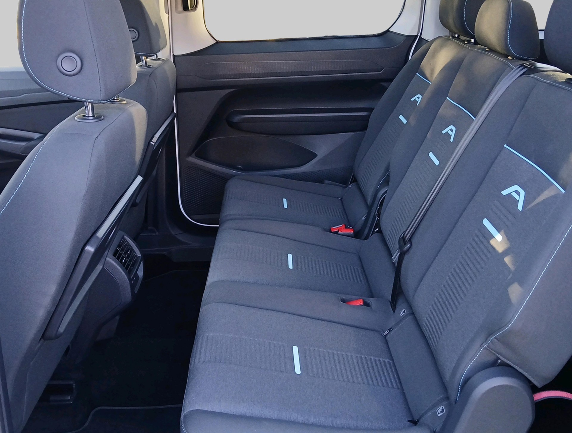 FORD Grand Tourneo Connect 2.0 EcoBlue Titanium Automat-image-8