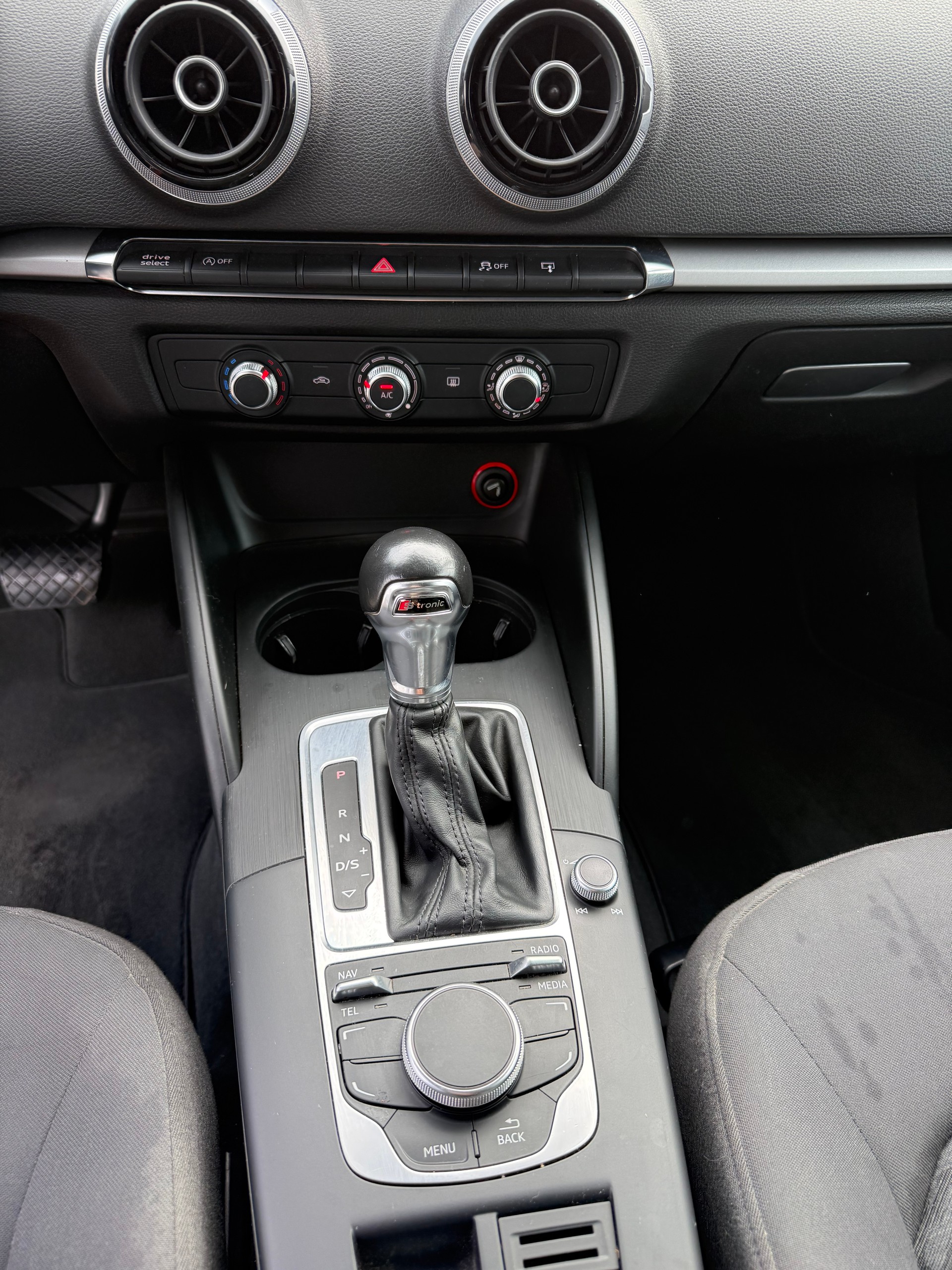 AUDI A3 Sportback 1.4 TFSI Ambiente S-tronic-image-12