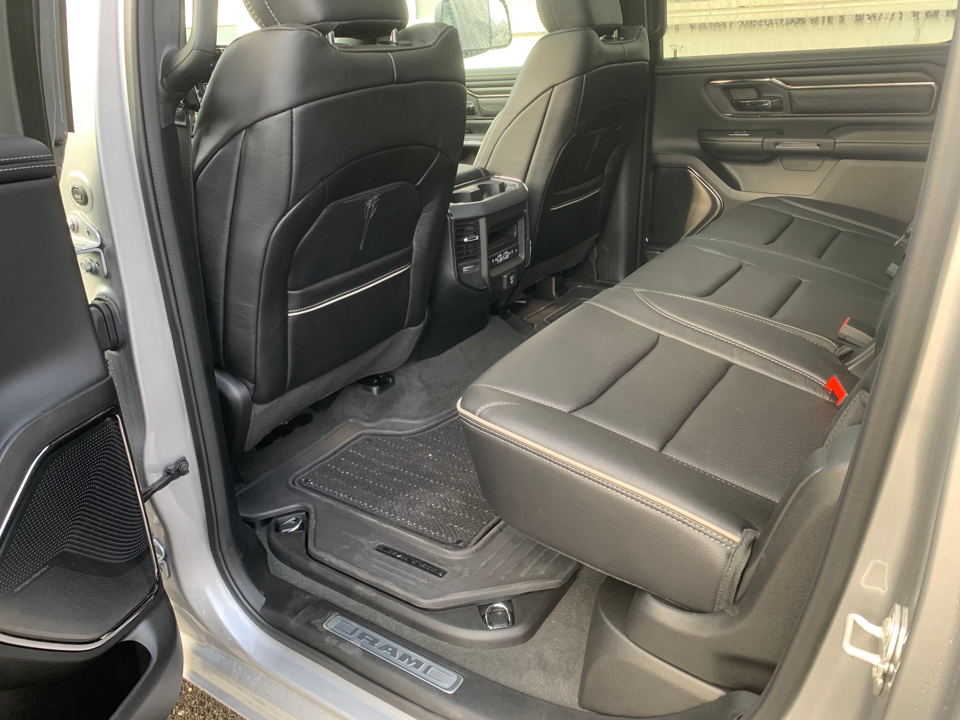 DODGE Ram 1500 Limited Crew Cab 5,7 V8 Night Edition E-Torque-image-7