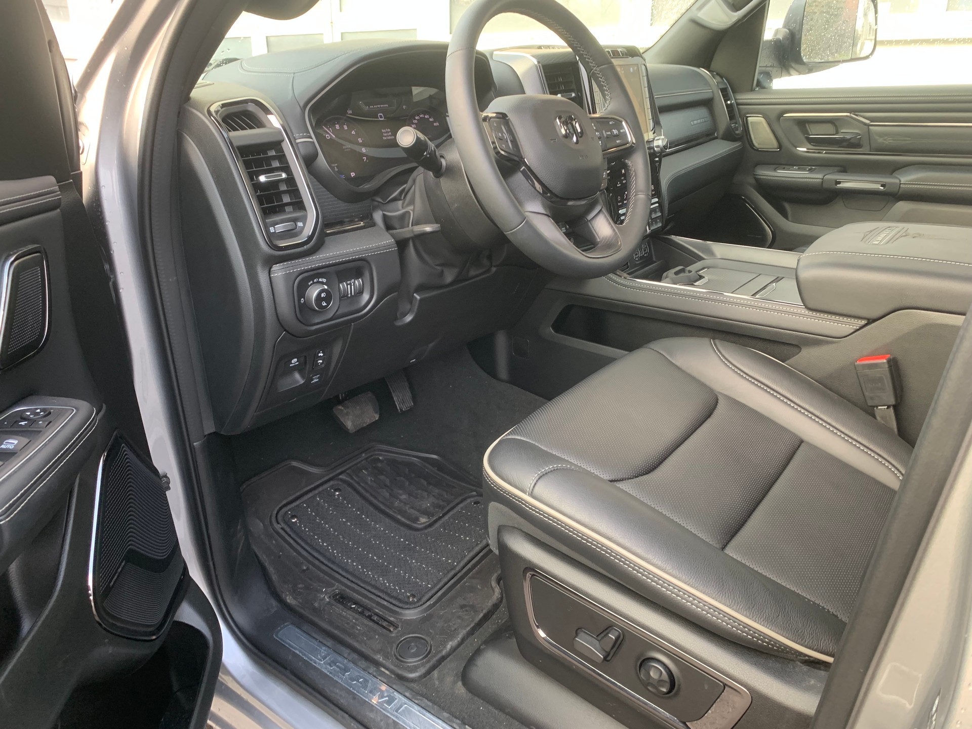 DODGE Ram 1500 Limited Crew Cab 5,7 V8 Night Edition E-Torque-image-6