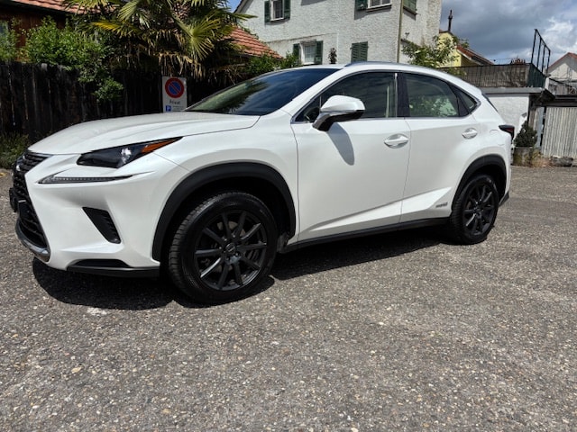 LEXUS NX 300h Impression Automatic-image-3