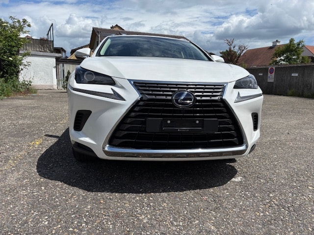 LEXUS NX 300h Impression Automatic-image-1