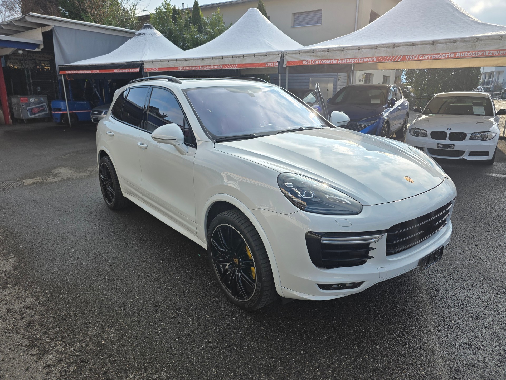 PORSCHE Cayenne Turbo S-showroom-element-1