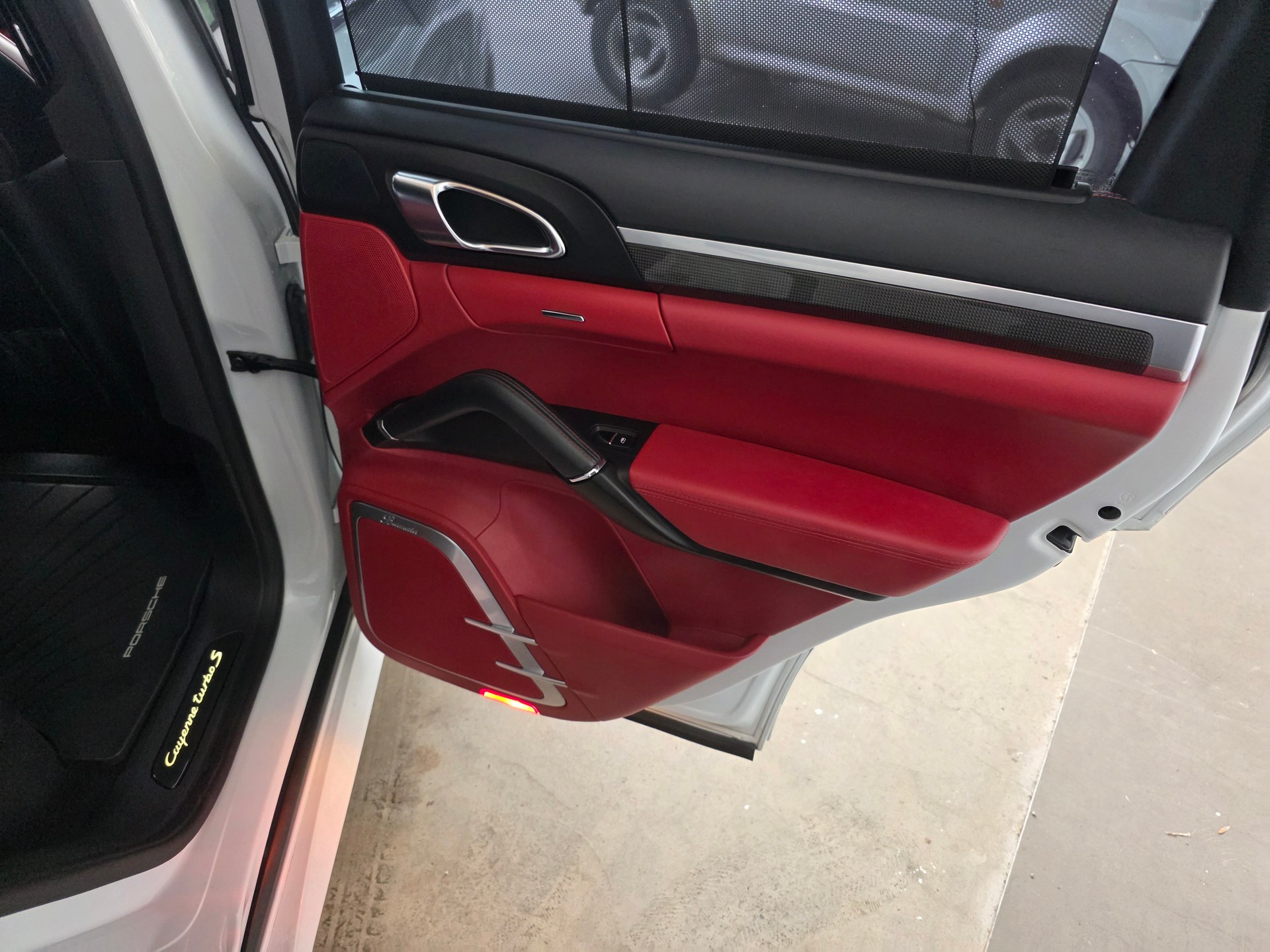 PORSCHE Cayenne Turbo S-image-18